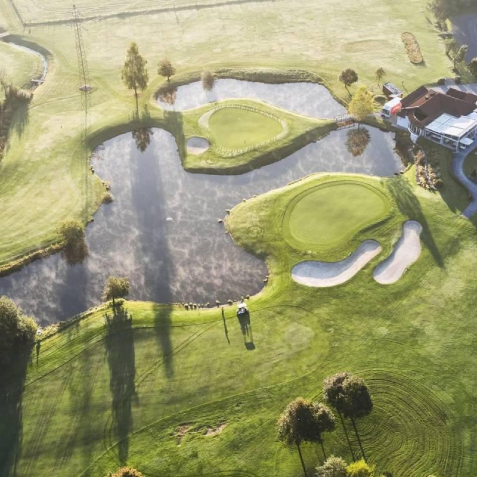 Luftaufnahme des Golfplatzes beim Hotel Gassner **** Superior mit Seen und Grünflächen