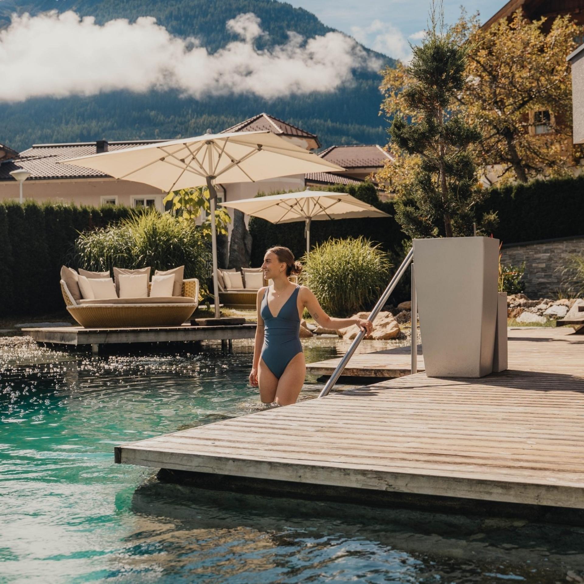 Hotel Gassner **** Superior Naturpool mit Person und Bergblick