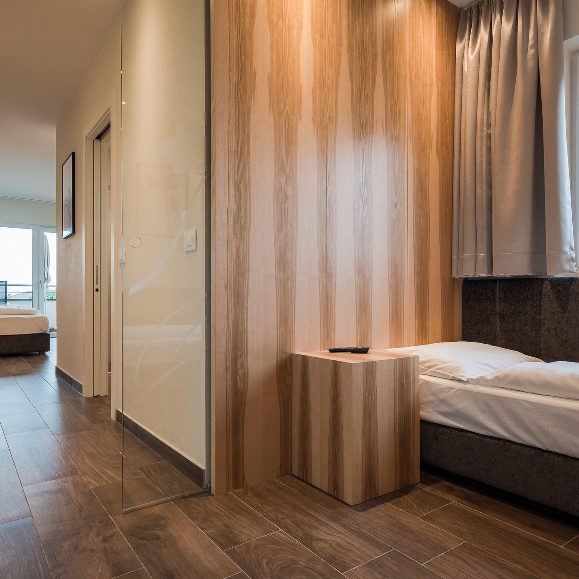 Modernes Zimmer im Alpenpalais Kröll mit Holzverkleidung und Tageslicht