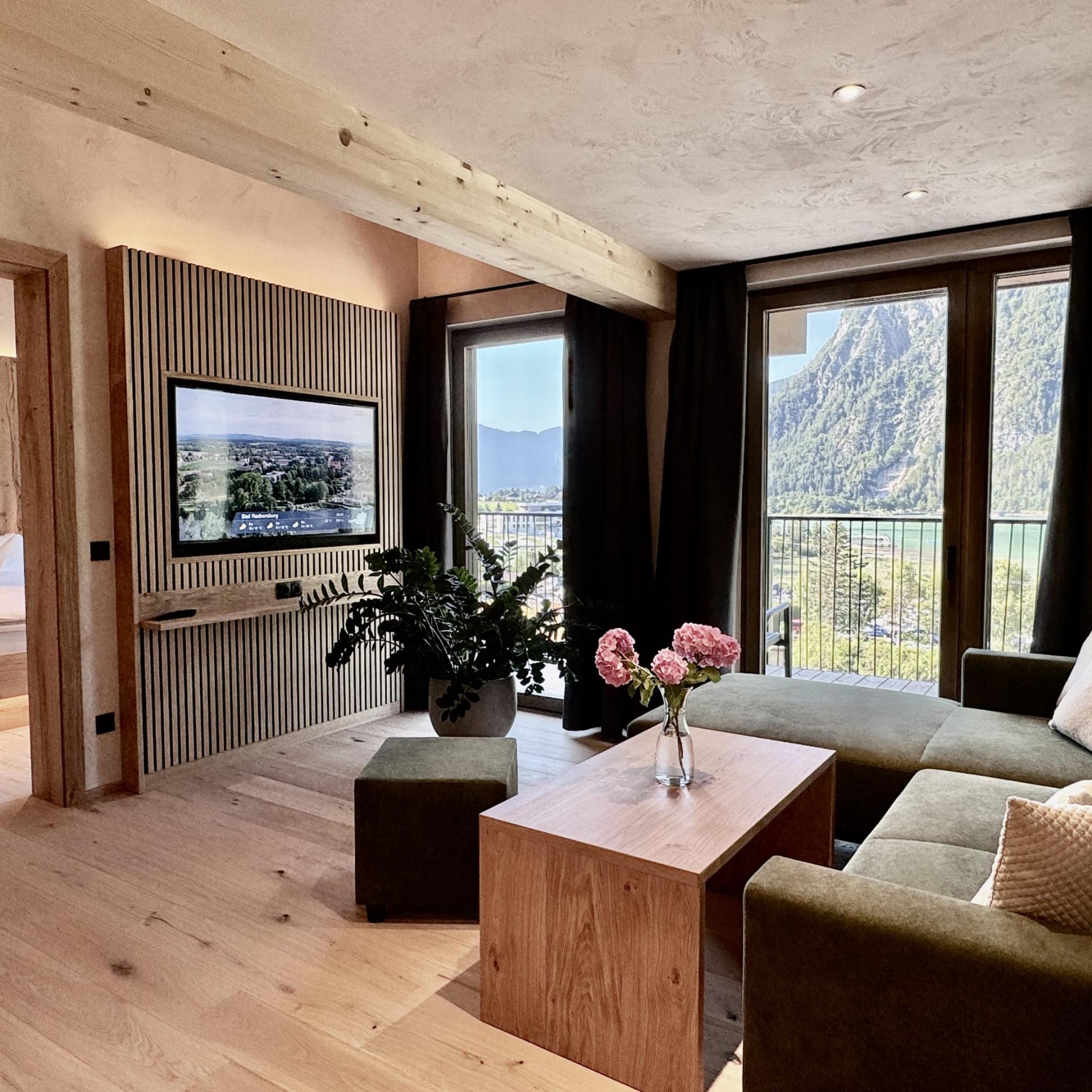 Modernes Wohnzimmer mit Bergblick im Familienresort Buchau