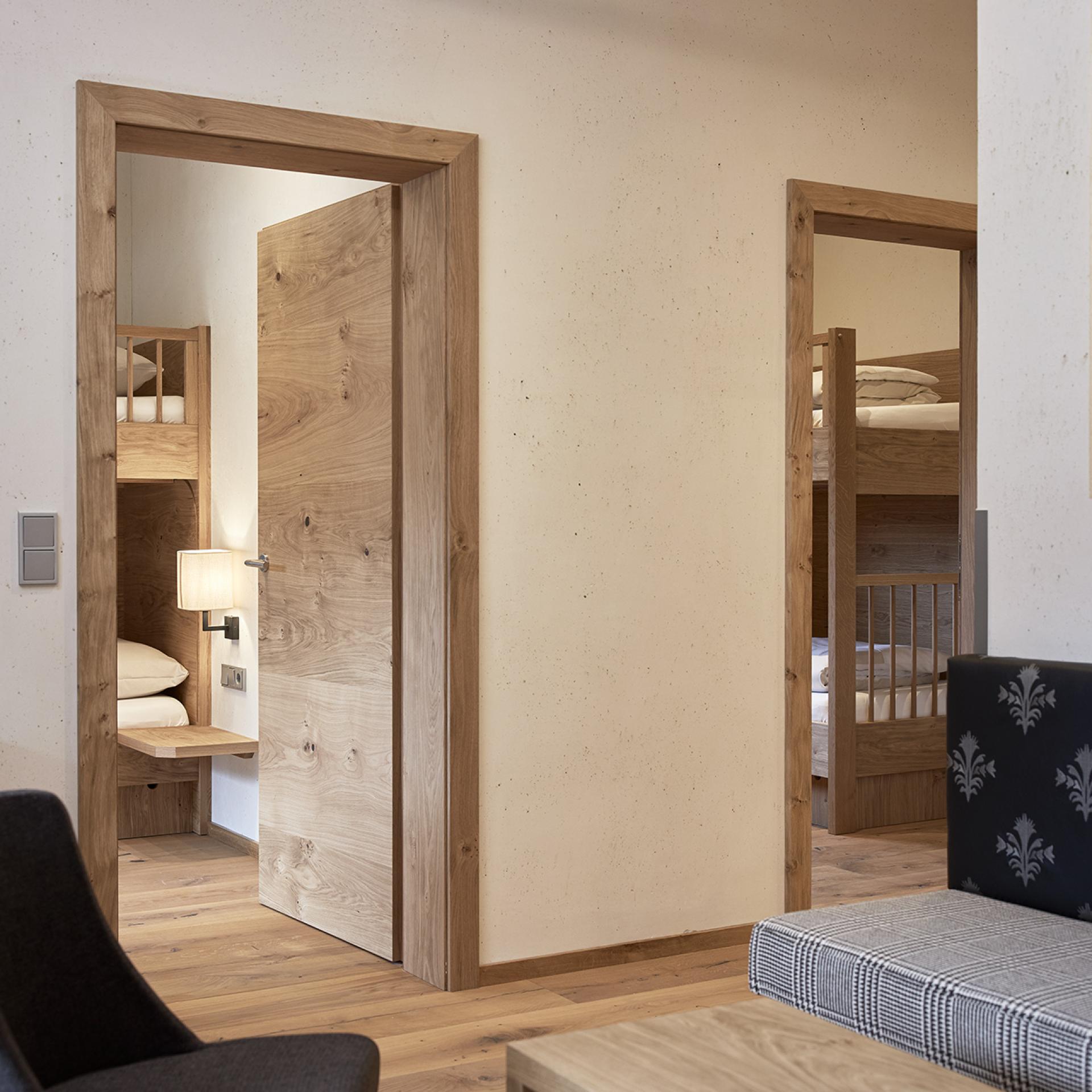 Wohnzimmer mit Blick auf Kinderzimmer im Familienresort Buchau