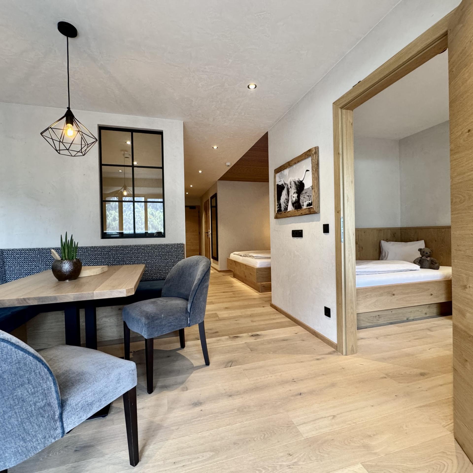 Wohnbereich und Schlafraum im Familienresort Buchau mit moderner Einrichtung