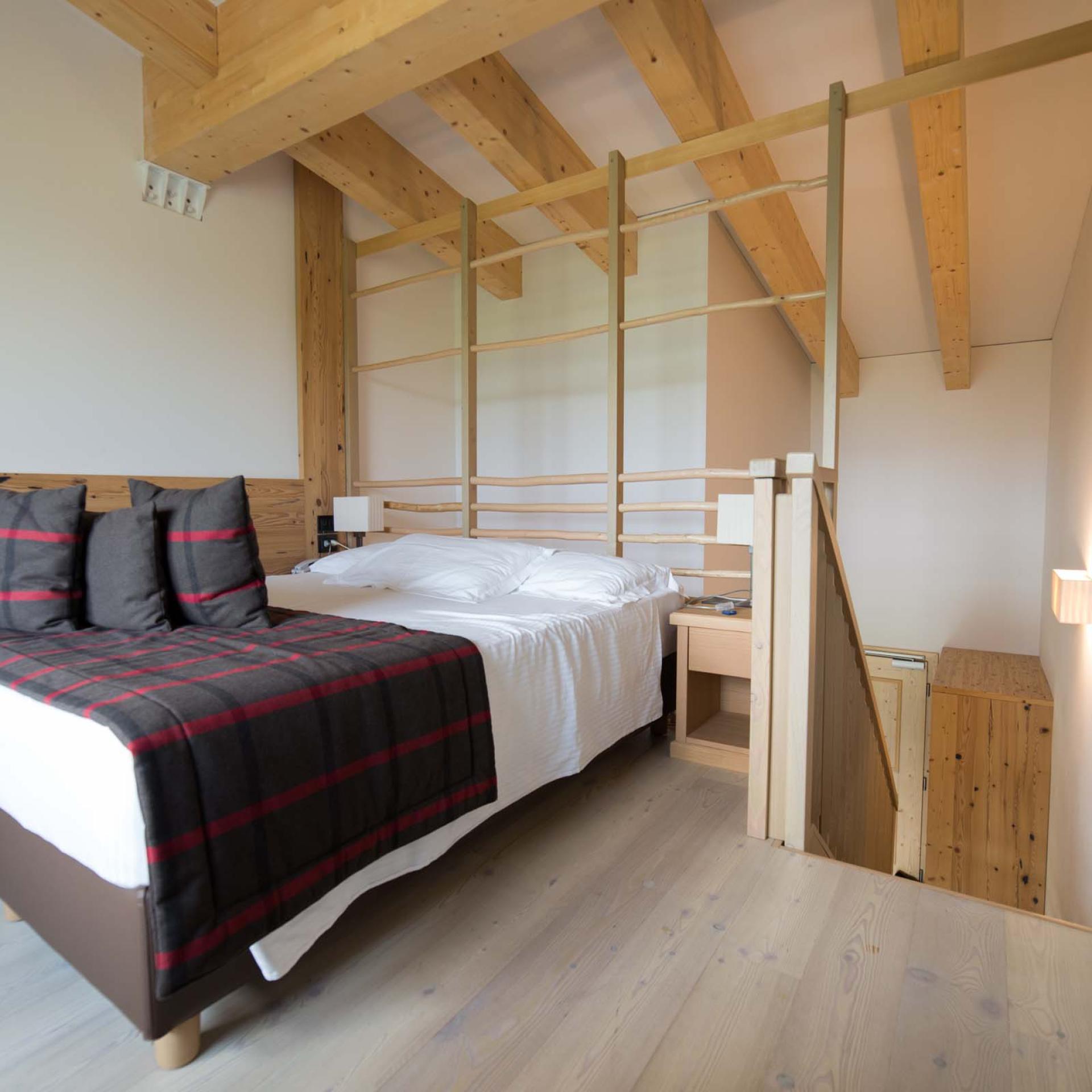 Camera accogliente con travi in legno all'Hotel San Giacomo