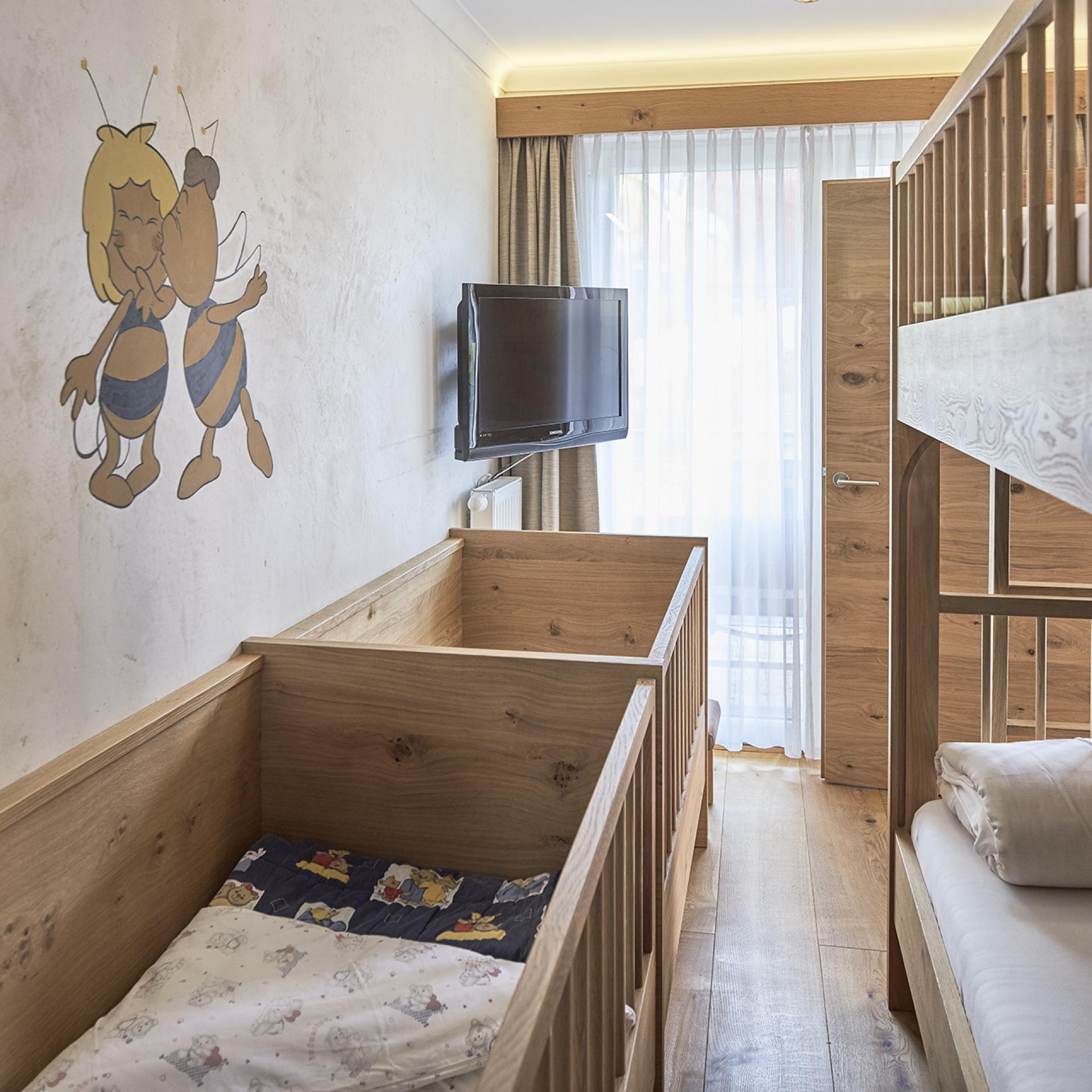 Gemütliches Zimmer im Familienresort Buchau mit Bett, Sofa und Schreibtisch