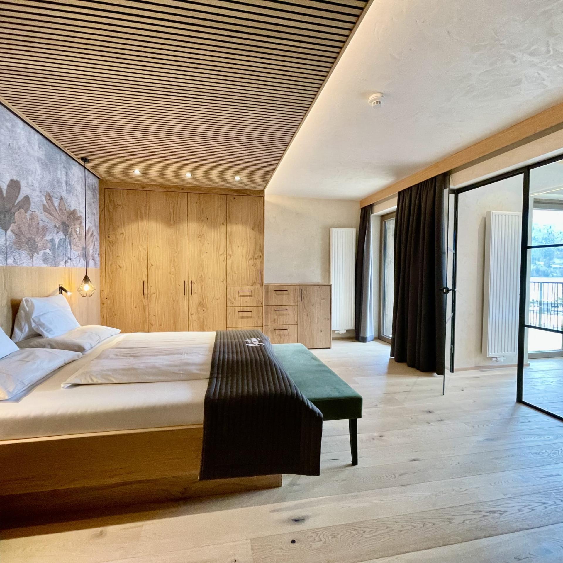 Modern bedroom at Familienresort Buchau with double bed and balcony access