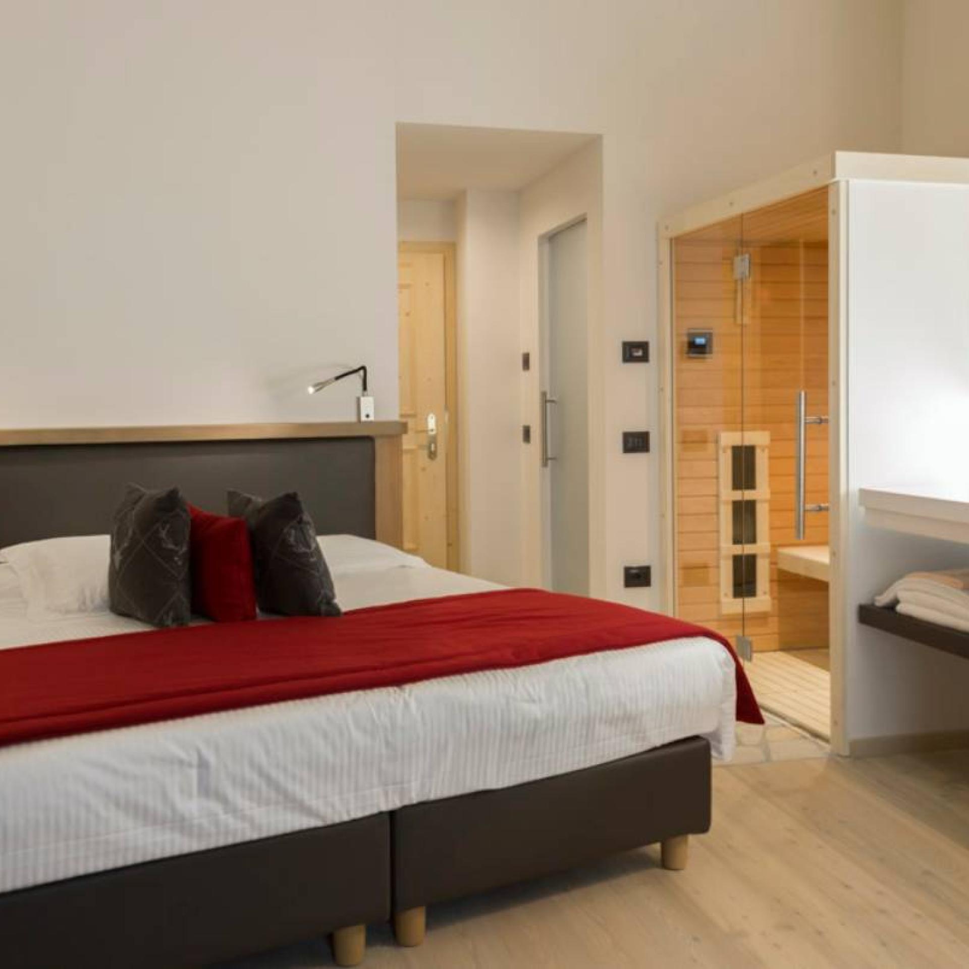 Camera d'hotel moderna con sauna all'Hotel San Giacomo