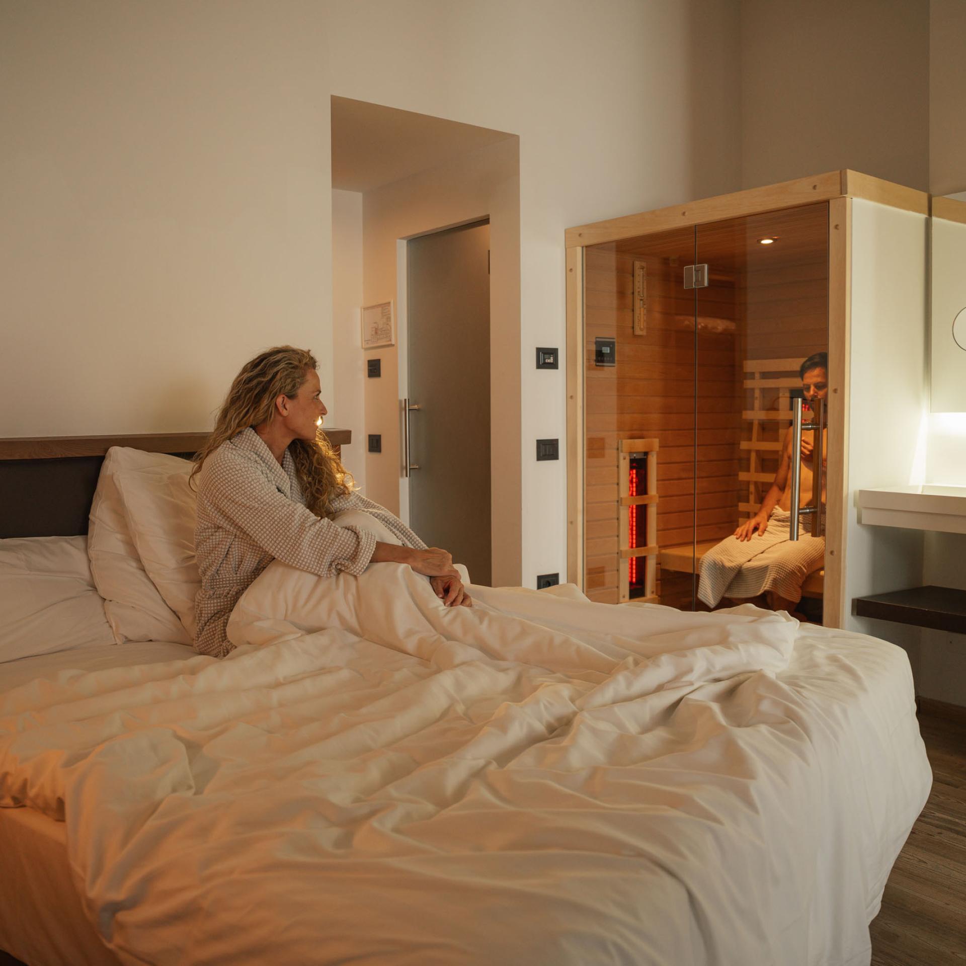 Camera moderna all'Hotel San Giacomo con letto a baldacchino e vasca da bagno indipendente
