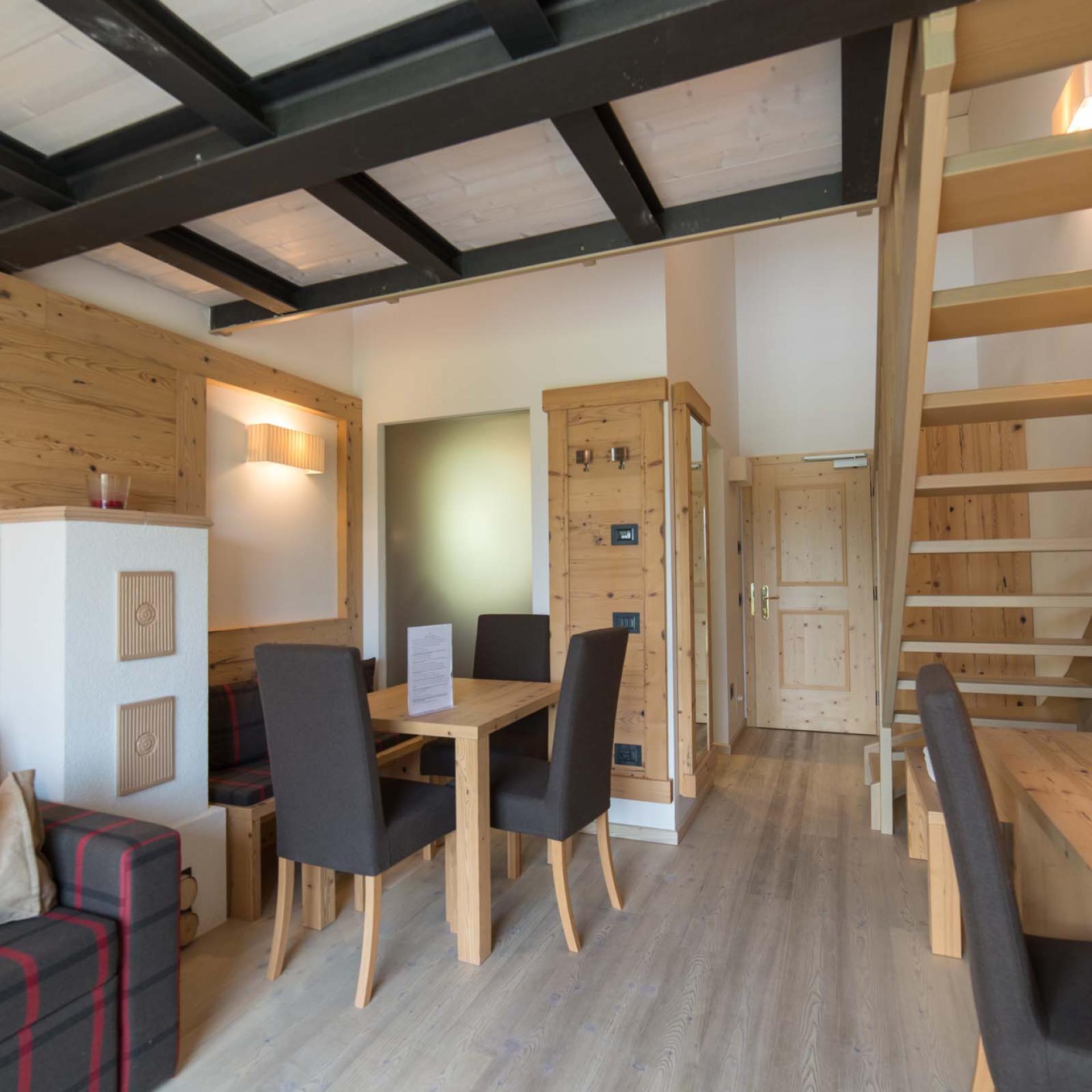 Zona soggiorno accogliente con scala in legno all'Hotel San Giacomo