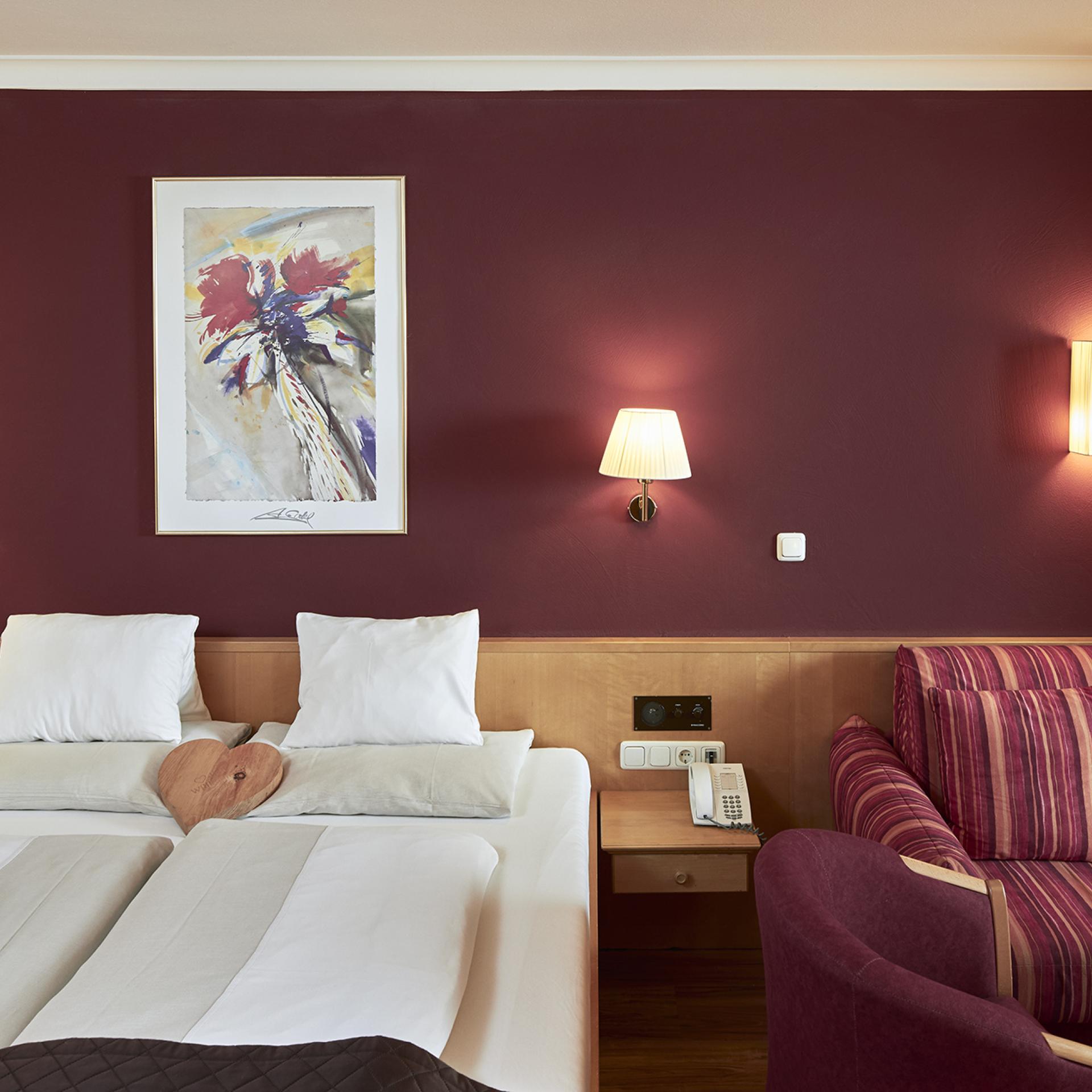 Gemütliches Doppelzimmer im Familienresort Buchau mit Bett und Sofa