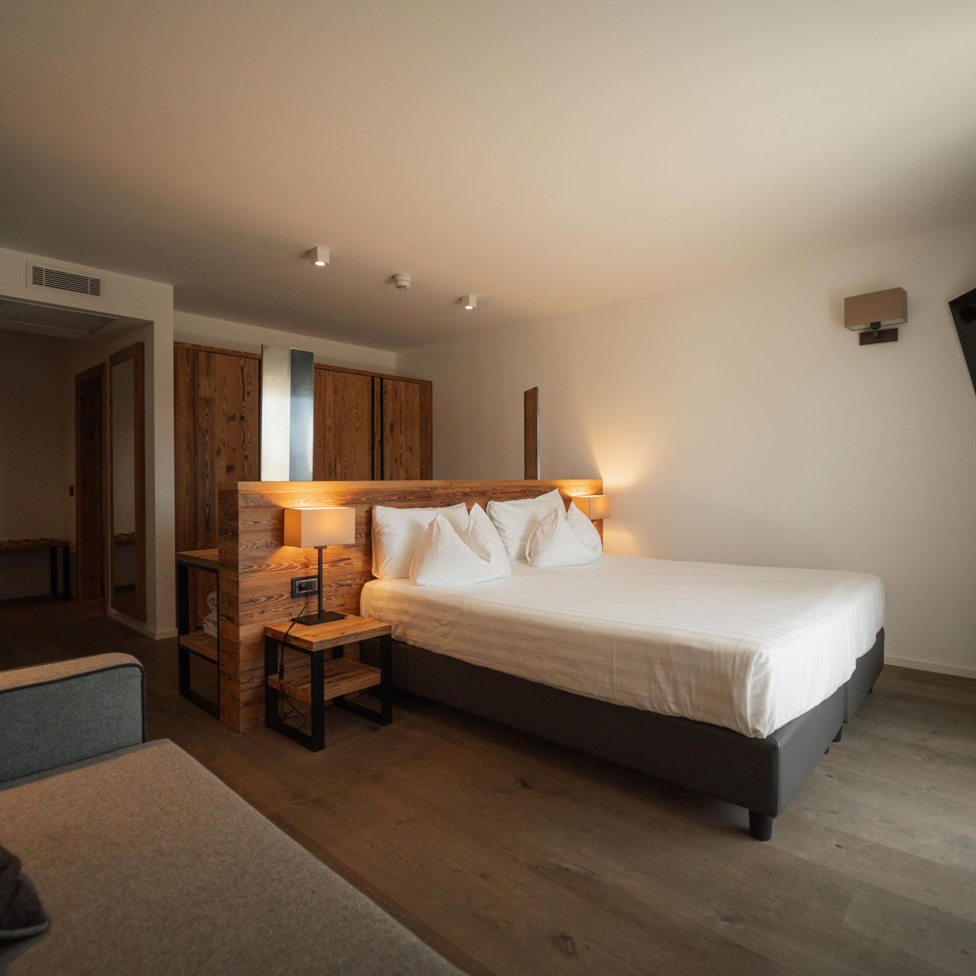 Bagno moderno con doppio lavabo all'Hotel San Giacomo