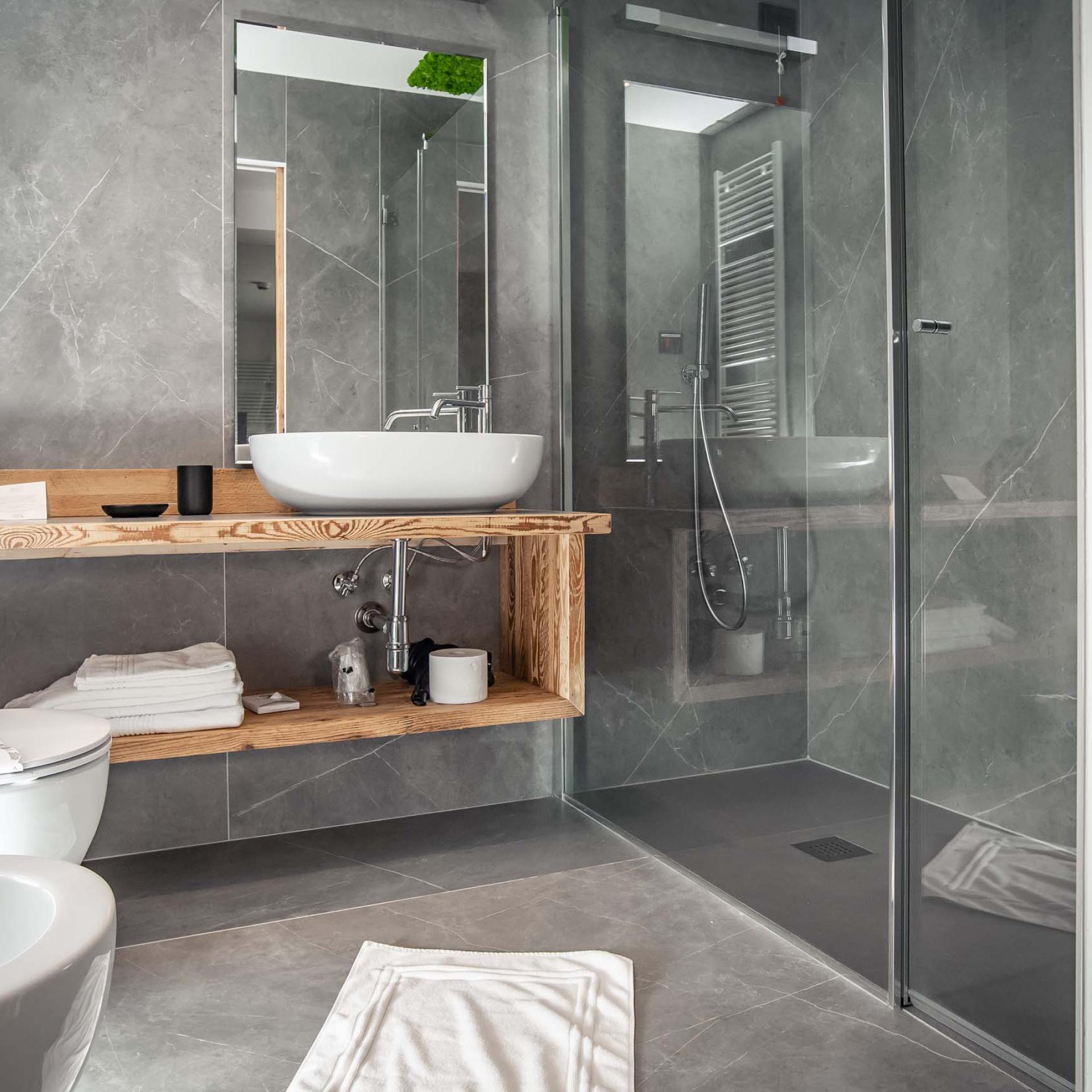 Bagno moderno dell'Hotel San Giacomo con doccia e lavabo