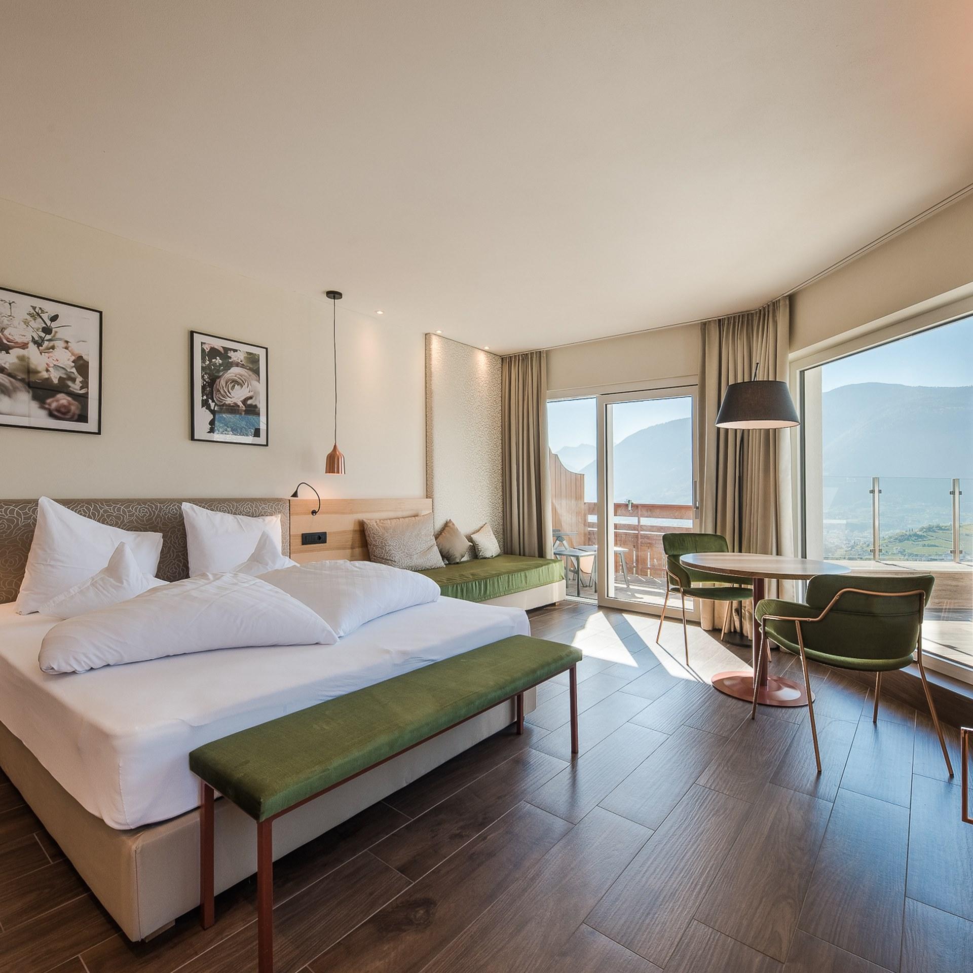 Modernes Schlafzimmer im Alpenpalais Kröll mit Bergblick und Balkon