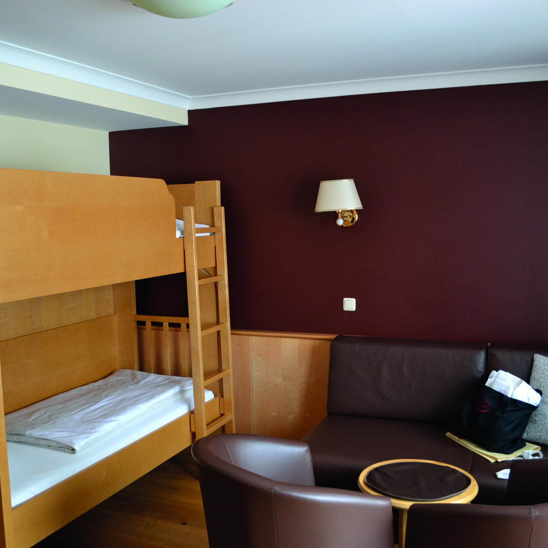 Gemütlicher Familienzimmerbereich mit Etagenbett im Familienresort Buchau