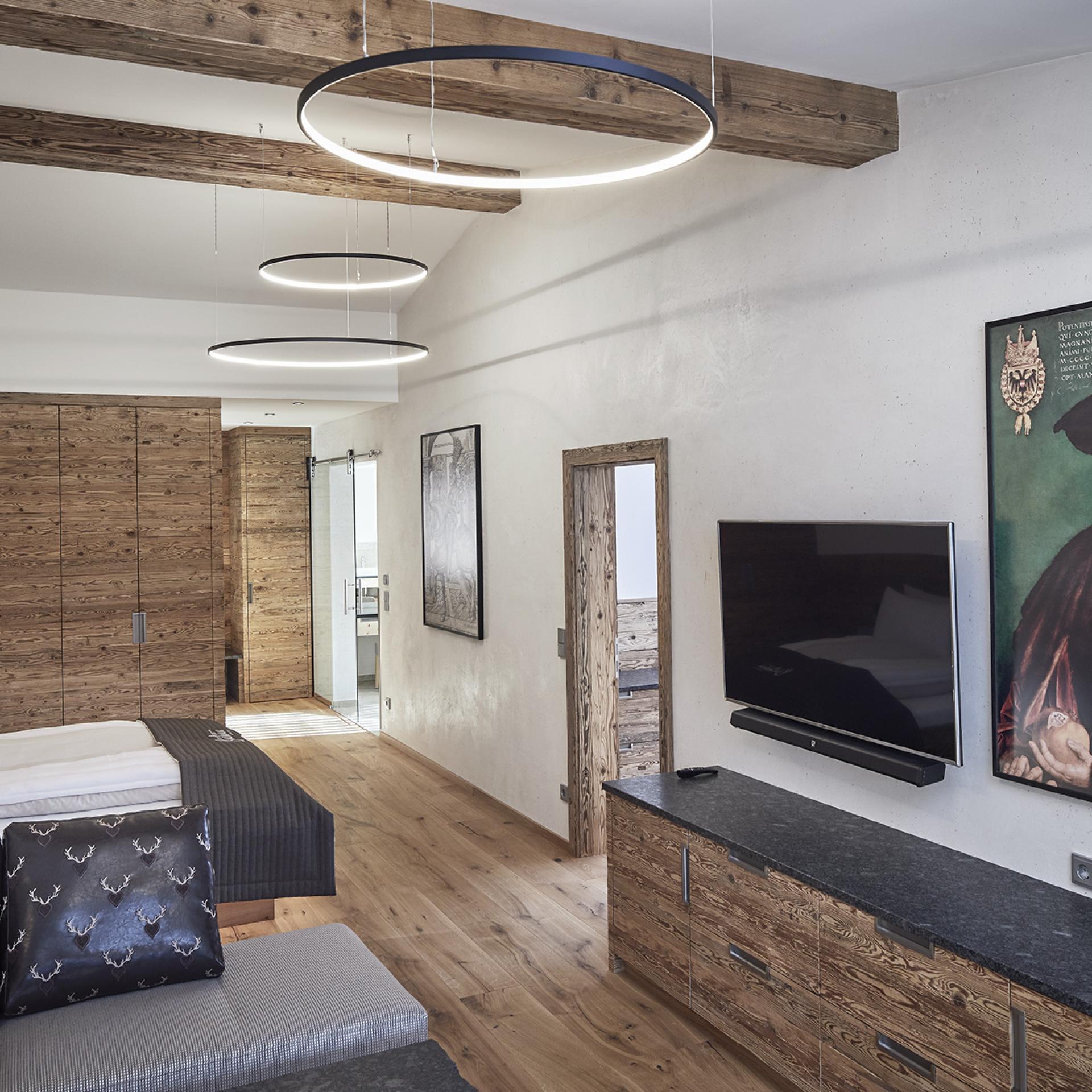 Modernes Zimmer im Familienresort Buchau mit Holzdetails und Kunst