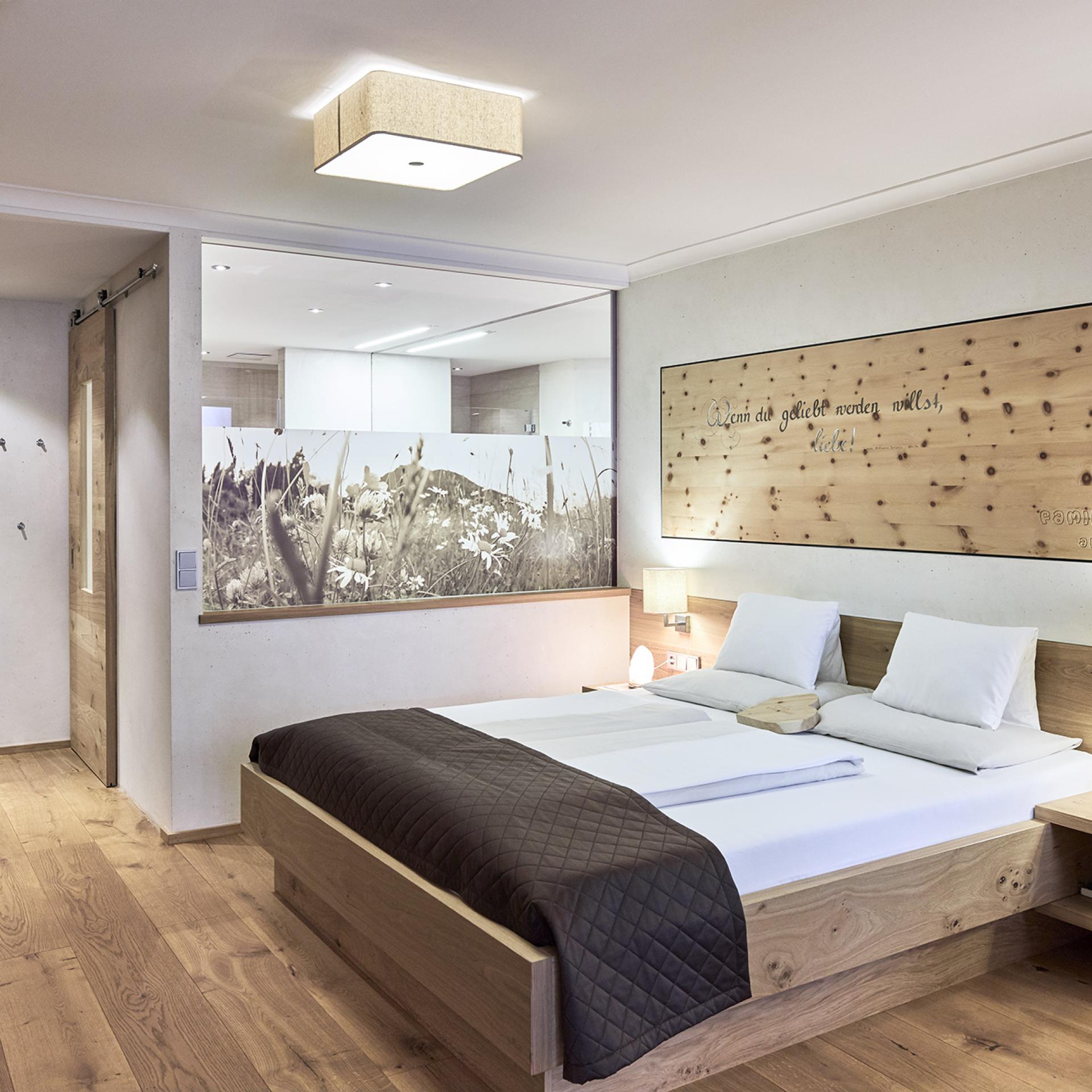 Modernes Gästezimmer mit Holzelementen im Familienresort Buchau