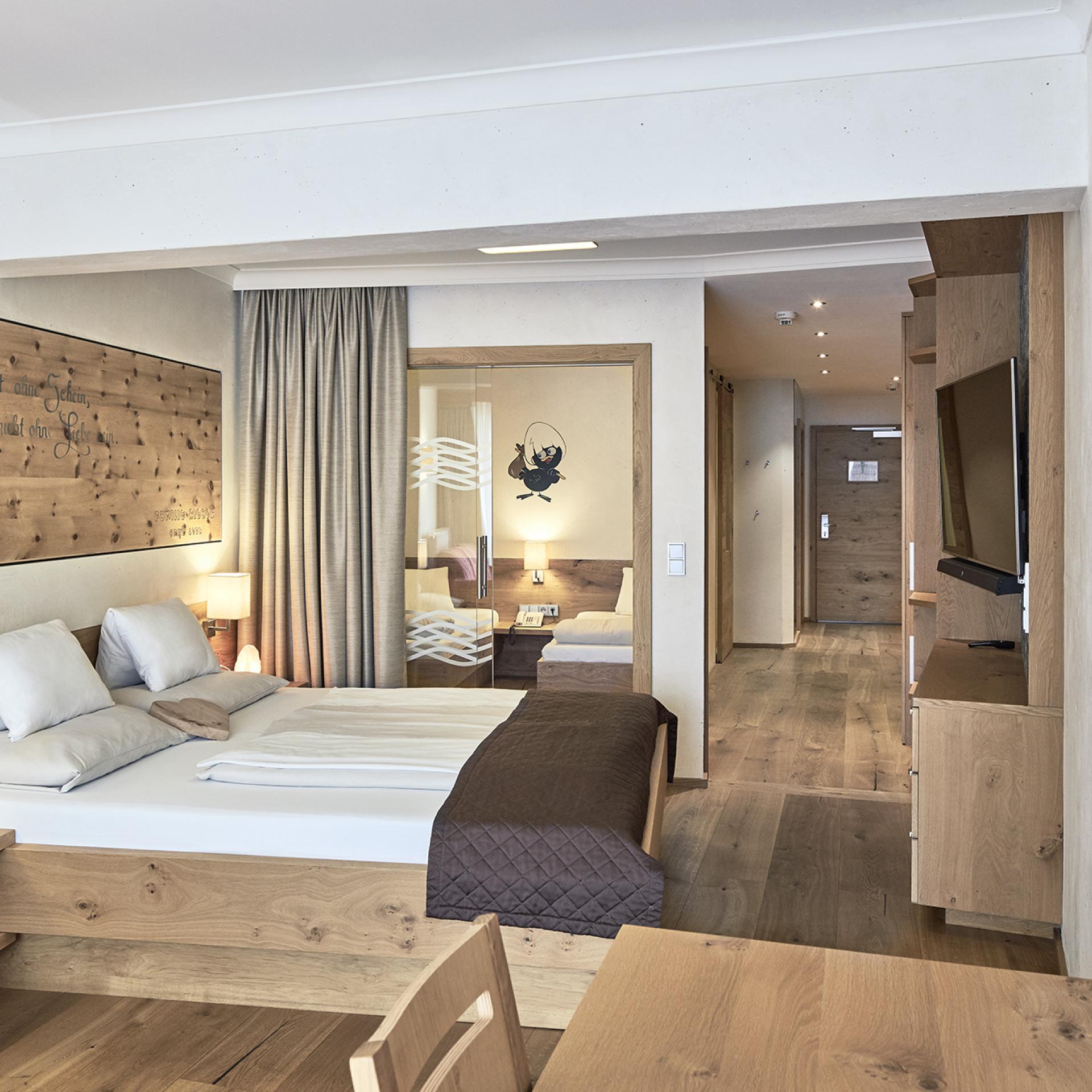 Modernes Doppelzimmer im Familienresort Buchau mit Holzdekor und gemütlicher Atmosphäre