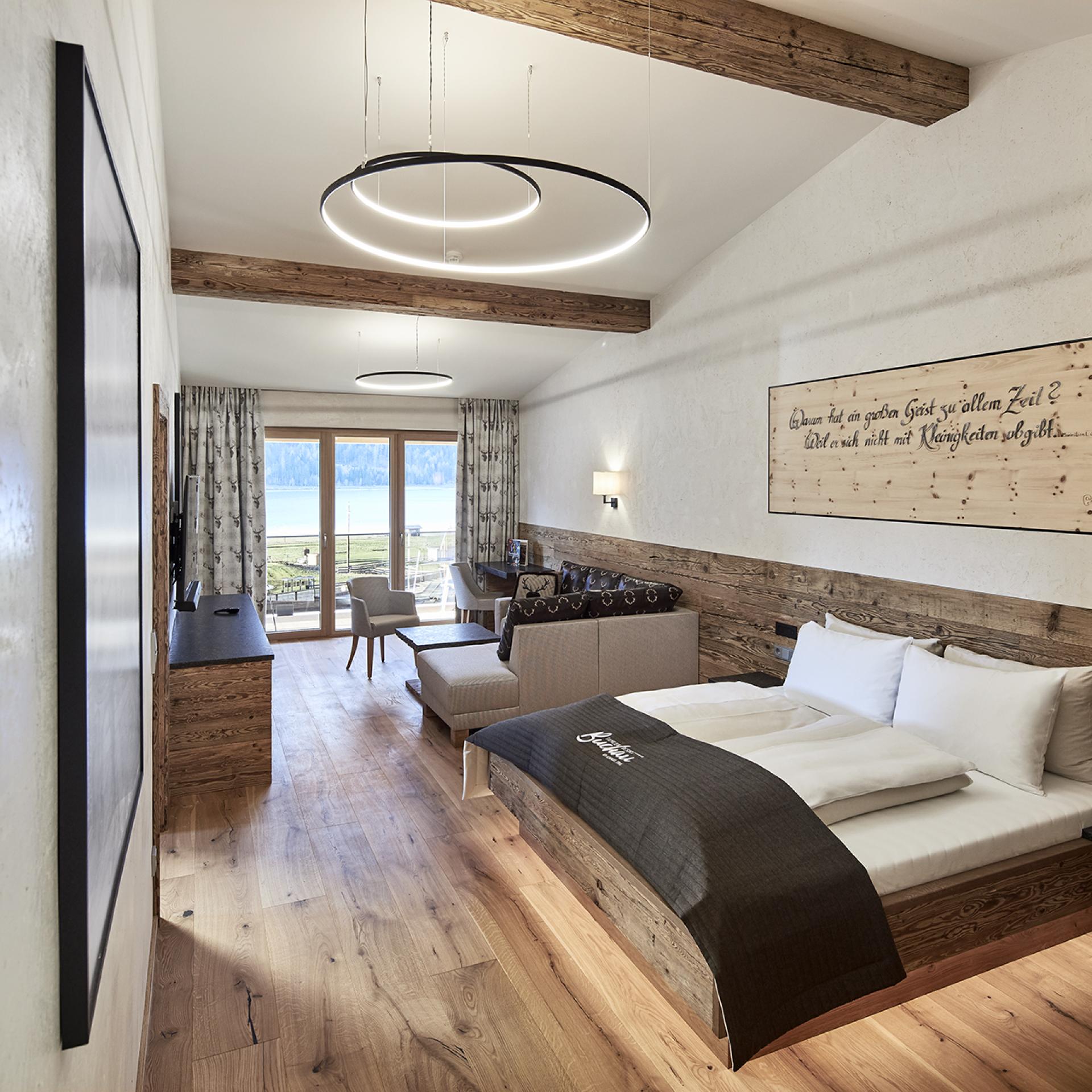Modernes Familienresort Buchau Zimmer mit Holzboden und Seeausblick