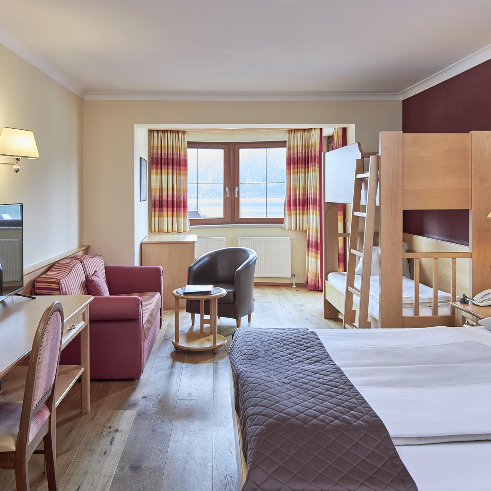 Gemütliches Hotelzimmer im Familienresort Buchau mit Doppelbett und Etagenbett
