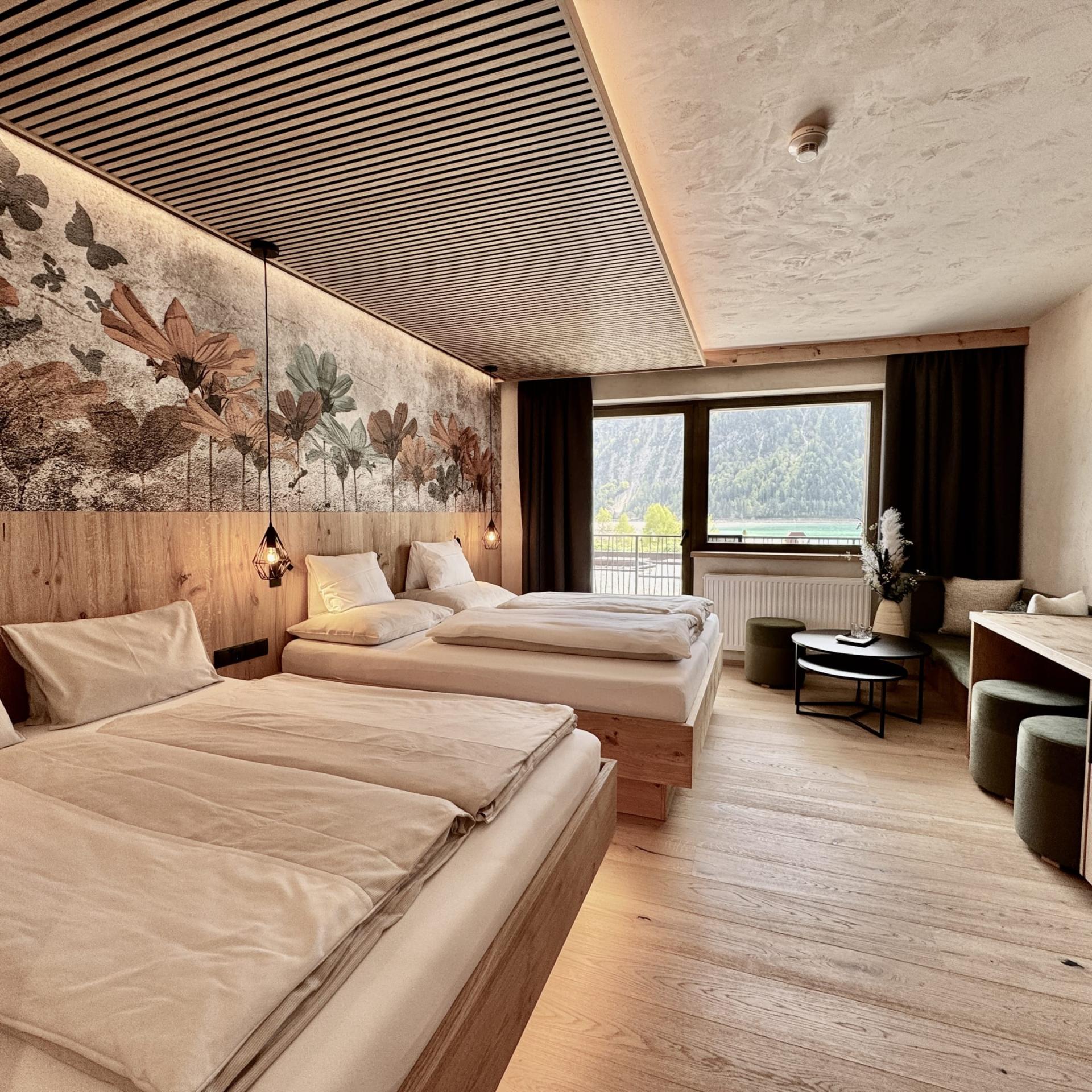 Gemütliches Familienzimmer im Familienresort Buchau mit Bergblick