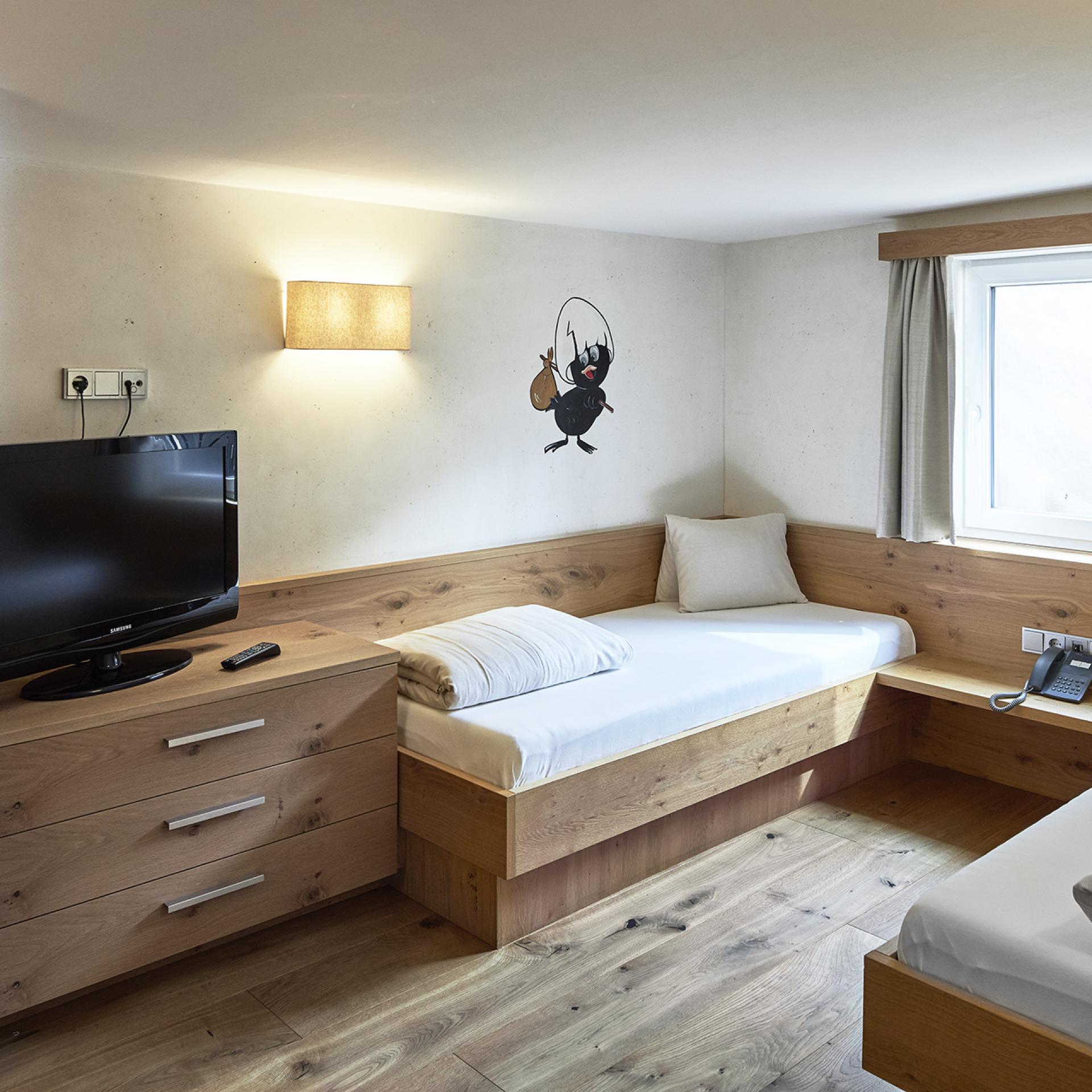 Gemütliches Zimmer im Familienresort Buchau mit zwei Einzelbetten und Fernseher