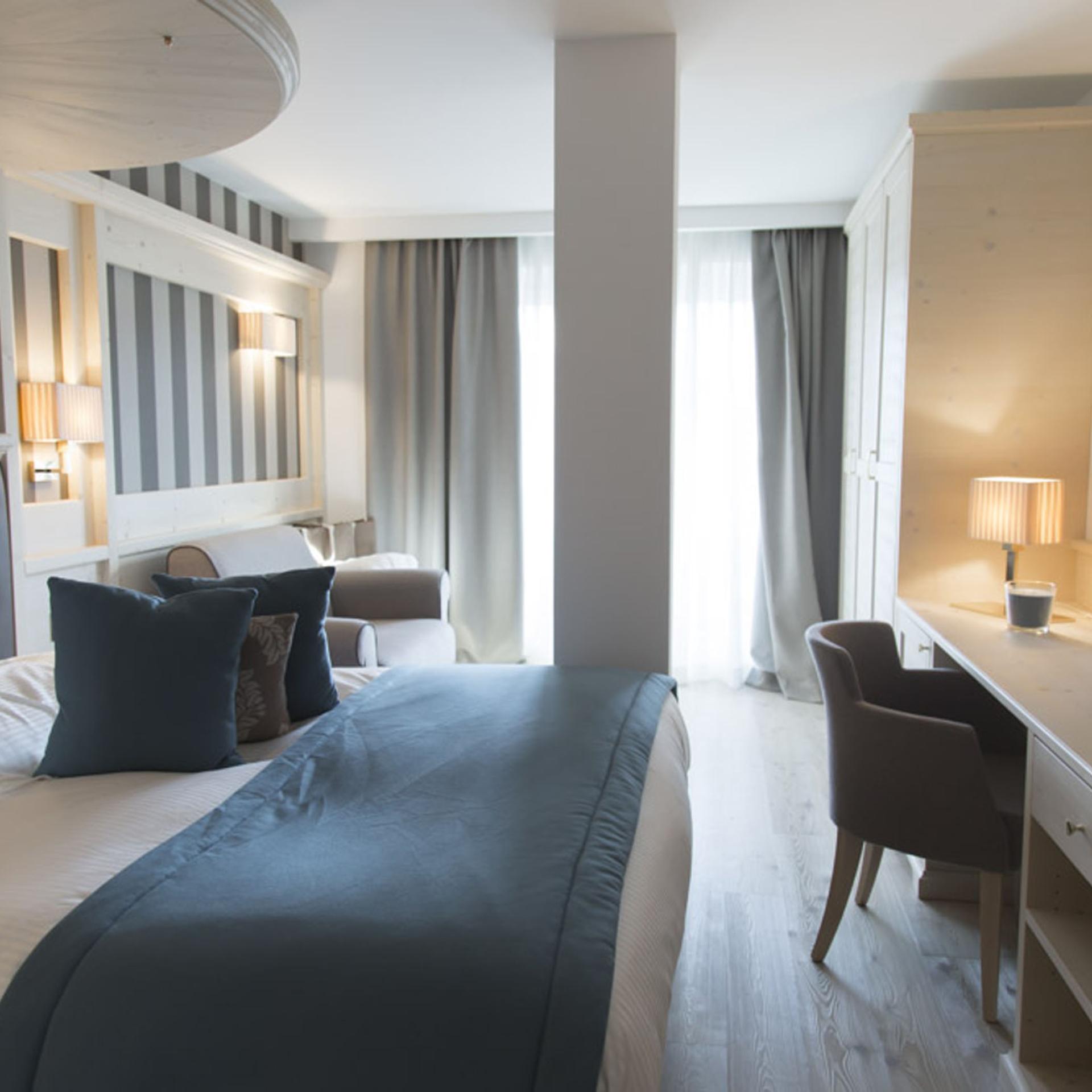 Bagno moderno dell'Hotel San Giacomo con lavabo e piastrelle grigie