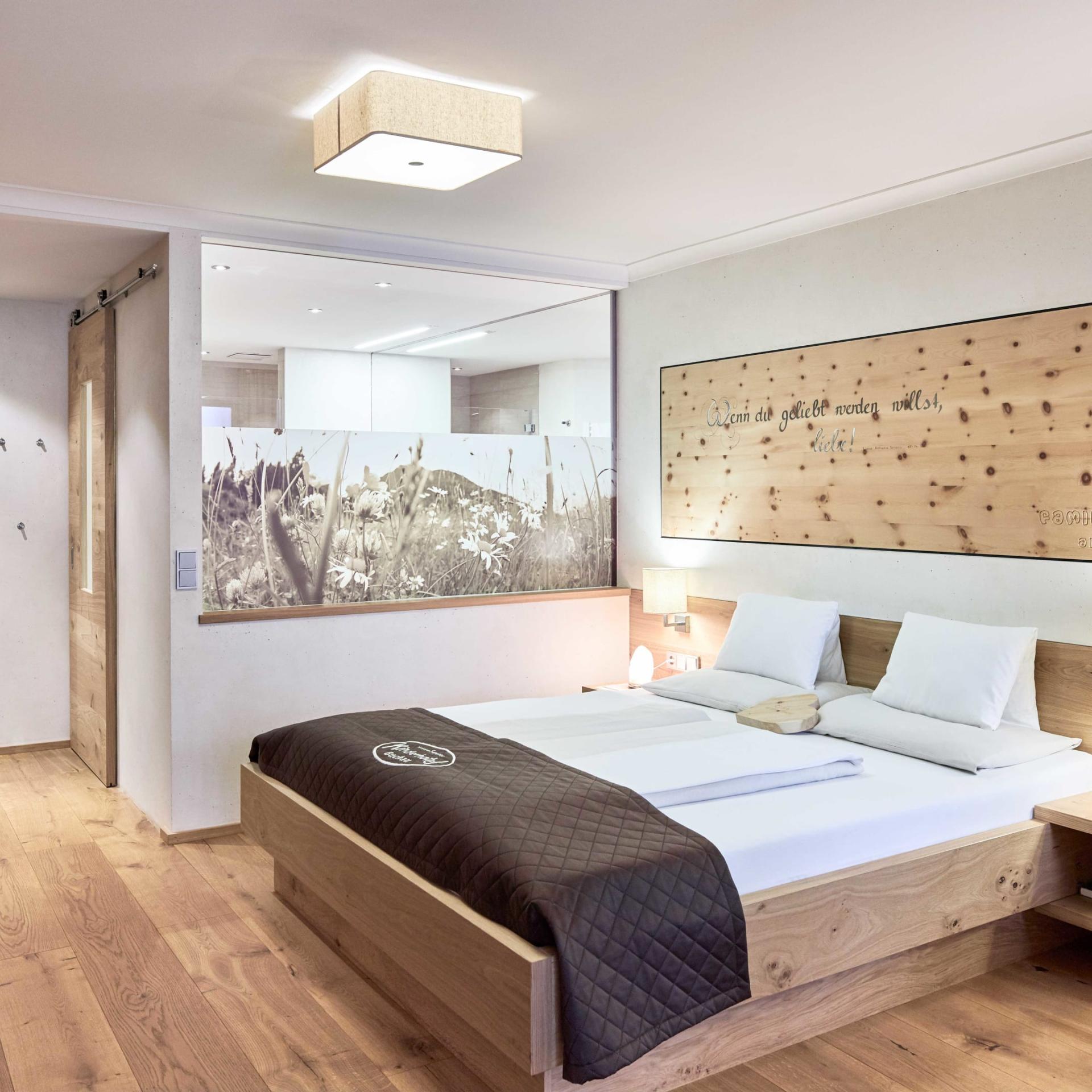 Gemütliches Zimmer im Familienresort Buchau mit Sitzbereich und Holzmöbeln