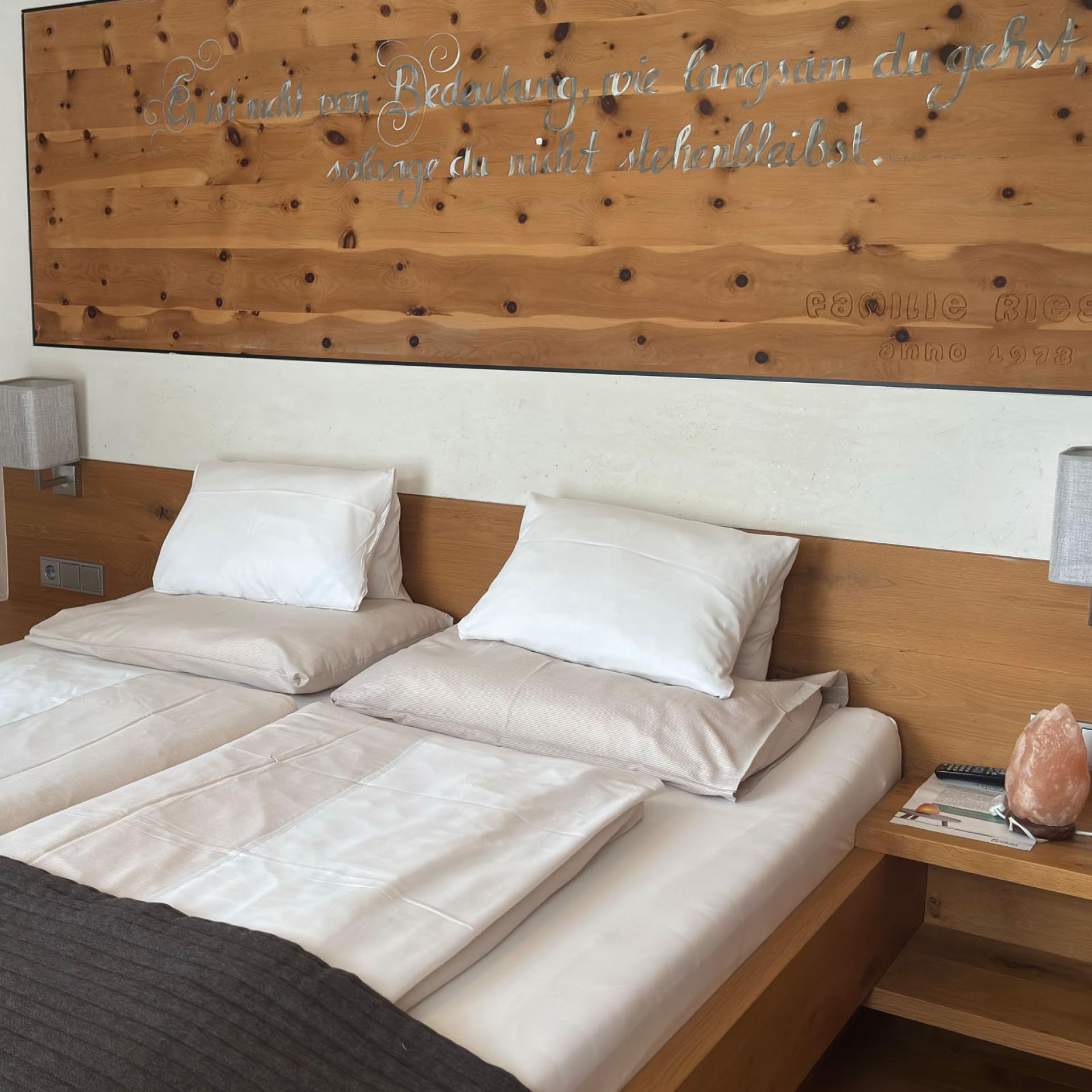 Modernes Familienzimmer im Familienresort Buchau mit Holzmöbeln und Spielbereich