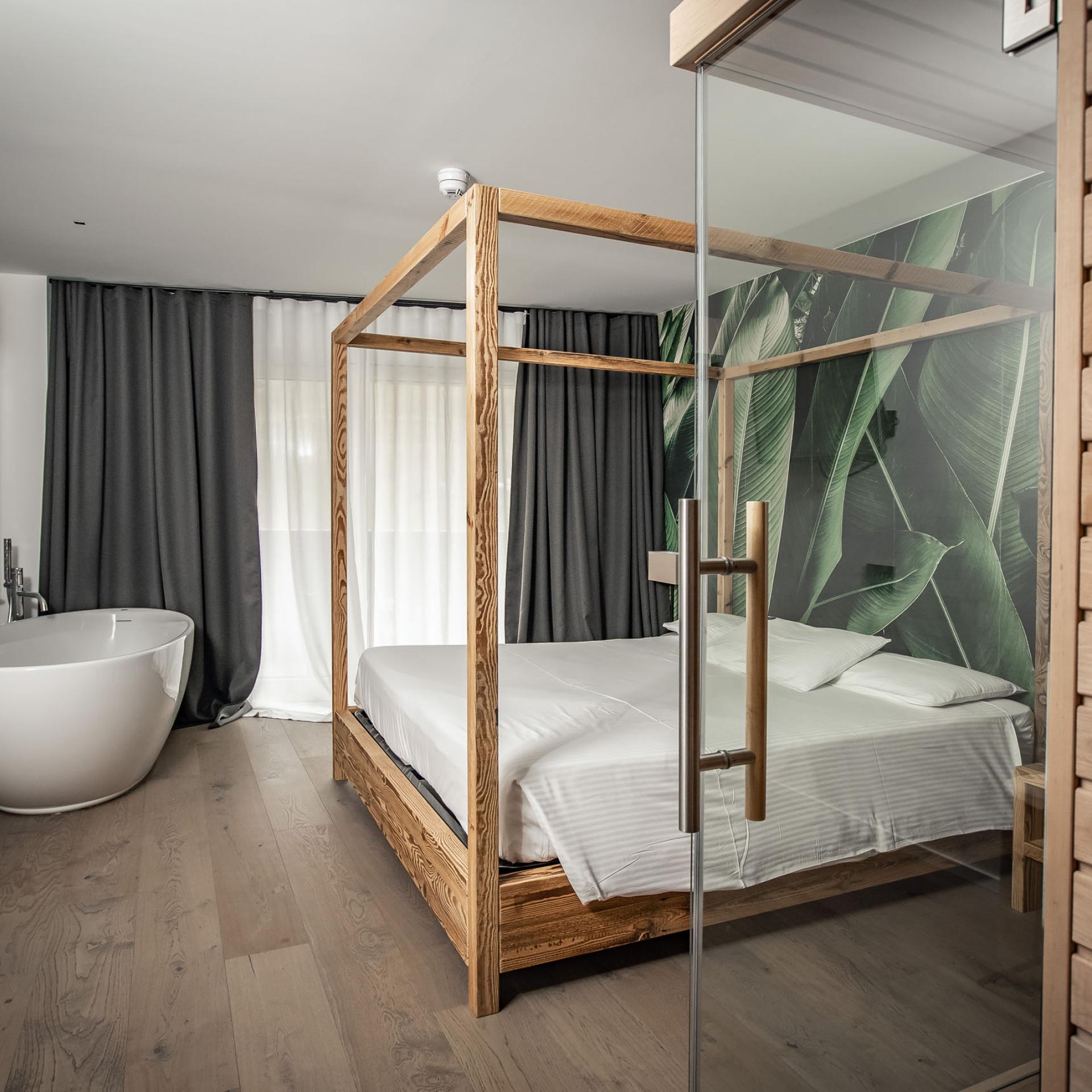 Sauna in legno con parete in vetro all'Hotel San Giacomo