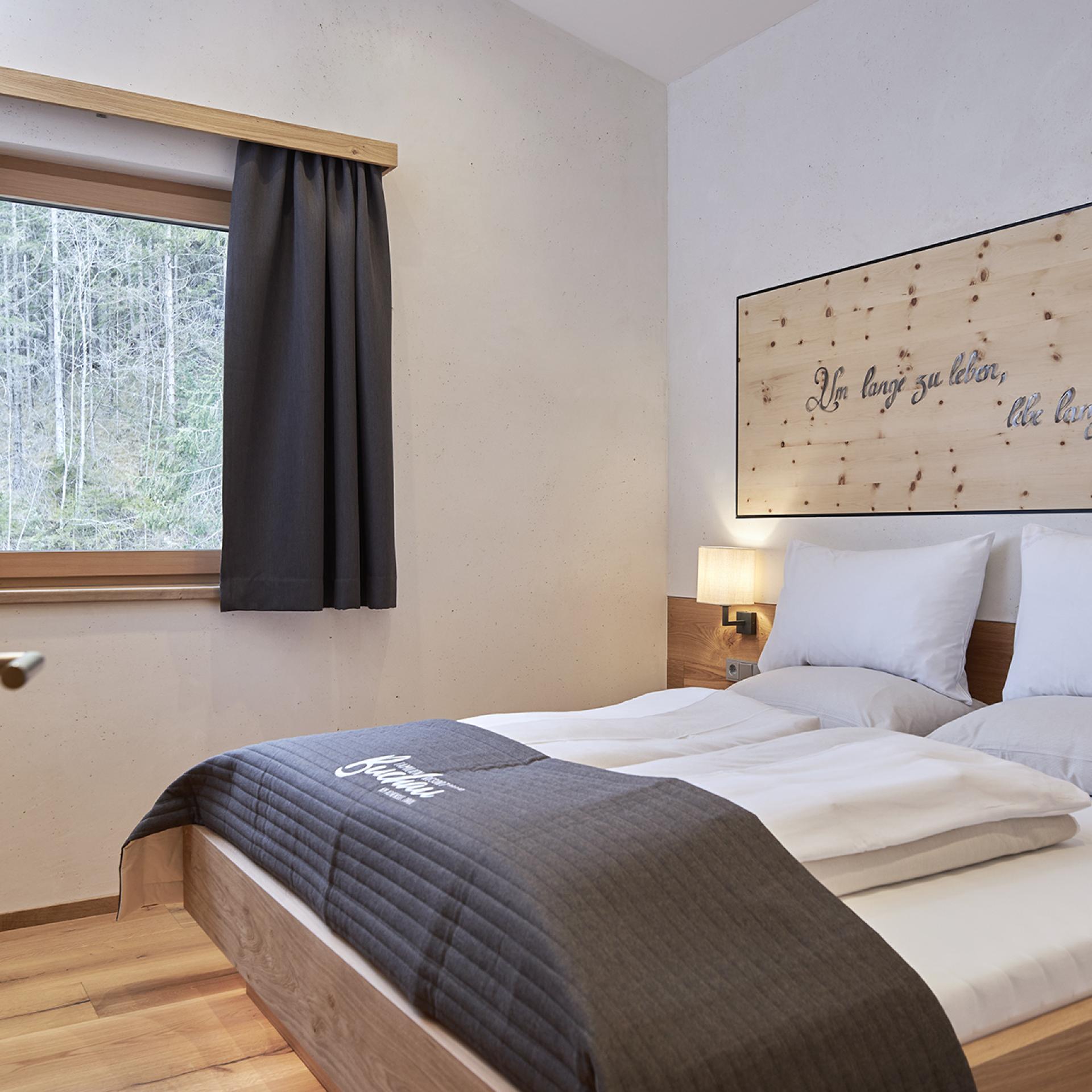 Gemütliches Schlafzimmer im Familienresort Buchau mit Naturblick