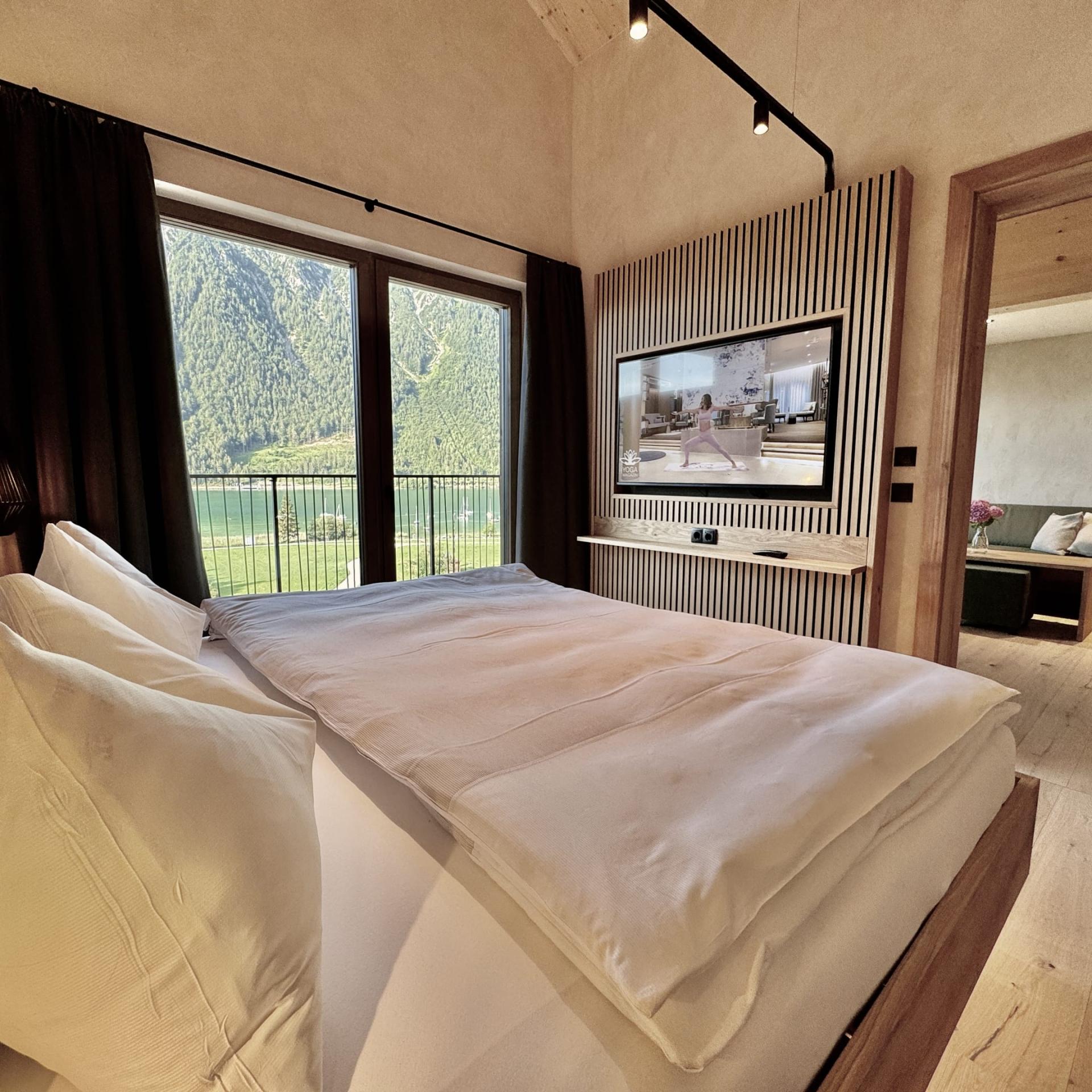 Modernes Schlafzimmer im Familienresort Buchau mit Bergblick