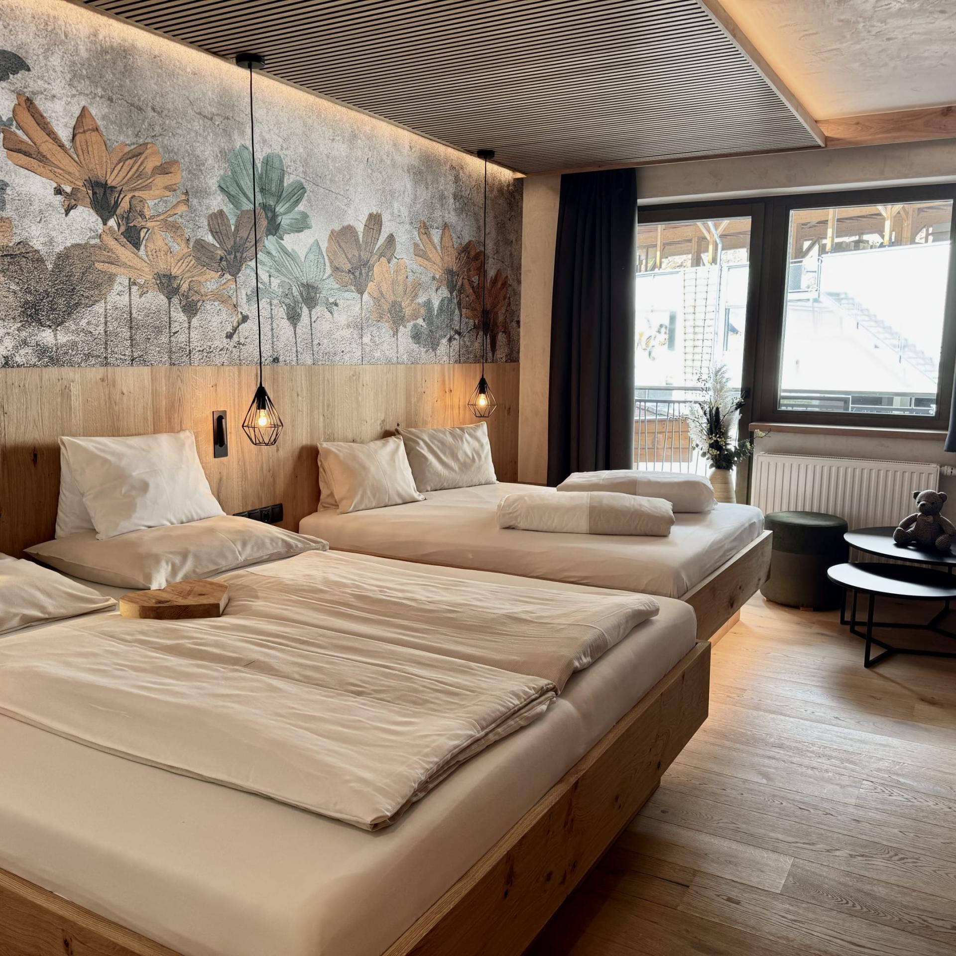 Modernes Schlafzimmer im Familienresort Buchau mit zwei großen Betten und Naturdekor