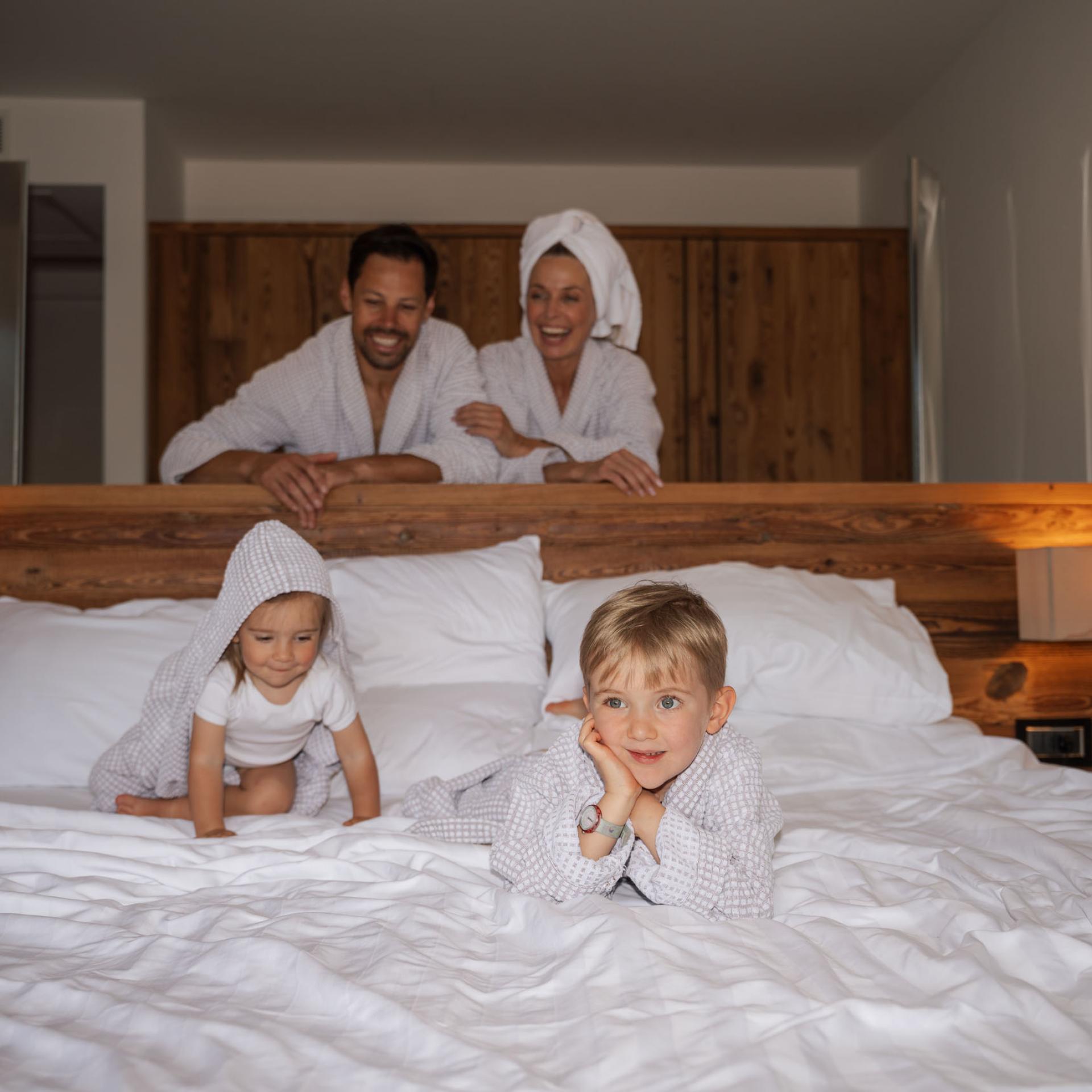 Camera d'hotel moderna con letto matrimoniale all'Hotel San Giacomo