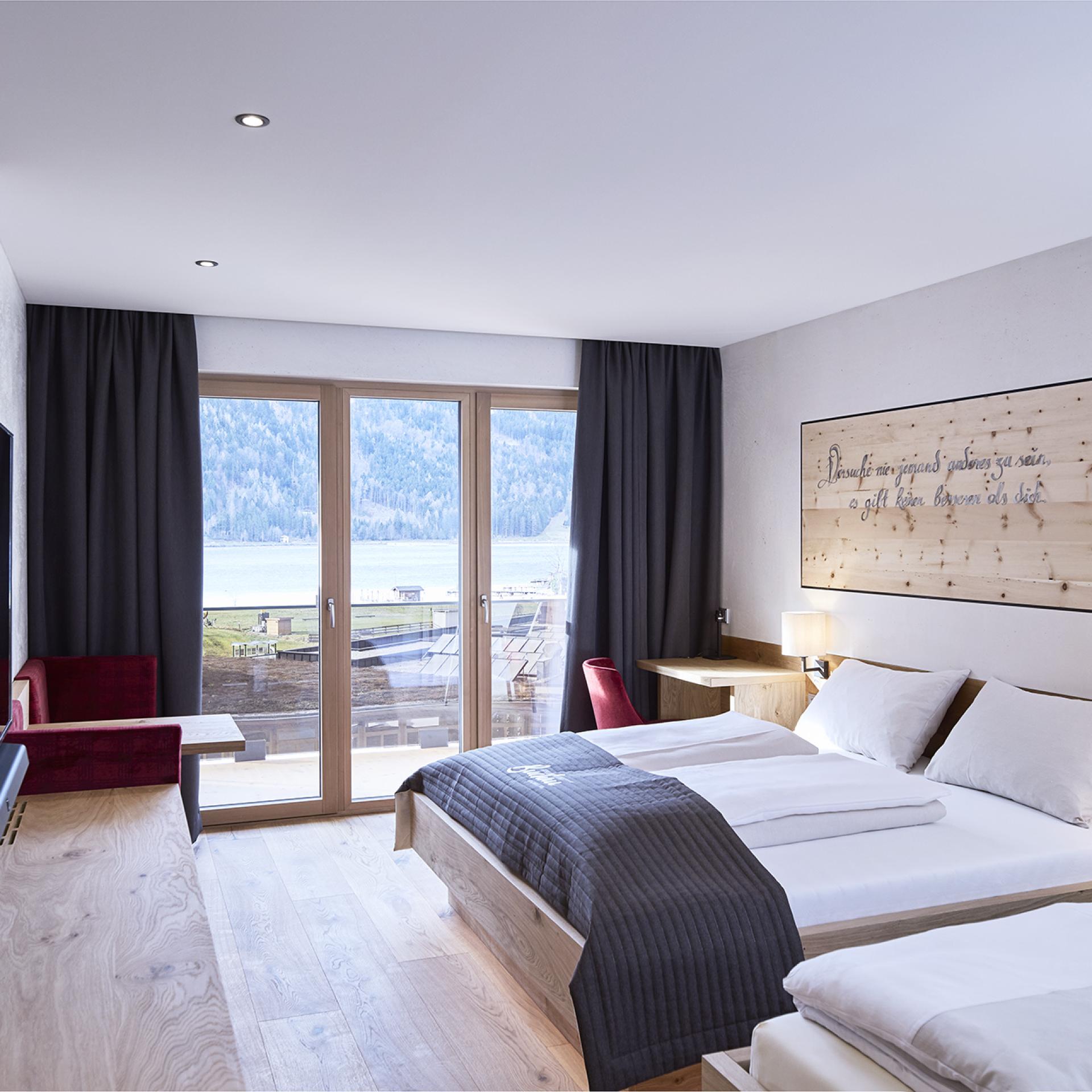 Modernes Hotelzimmer im Familienresort Buchau mit Balkon und Seeblick