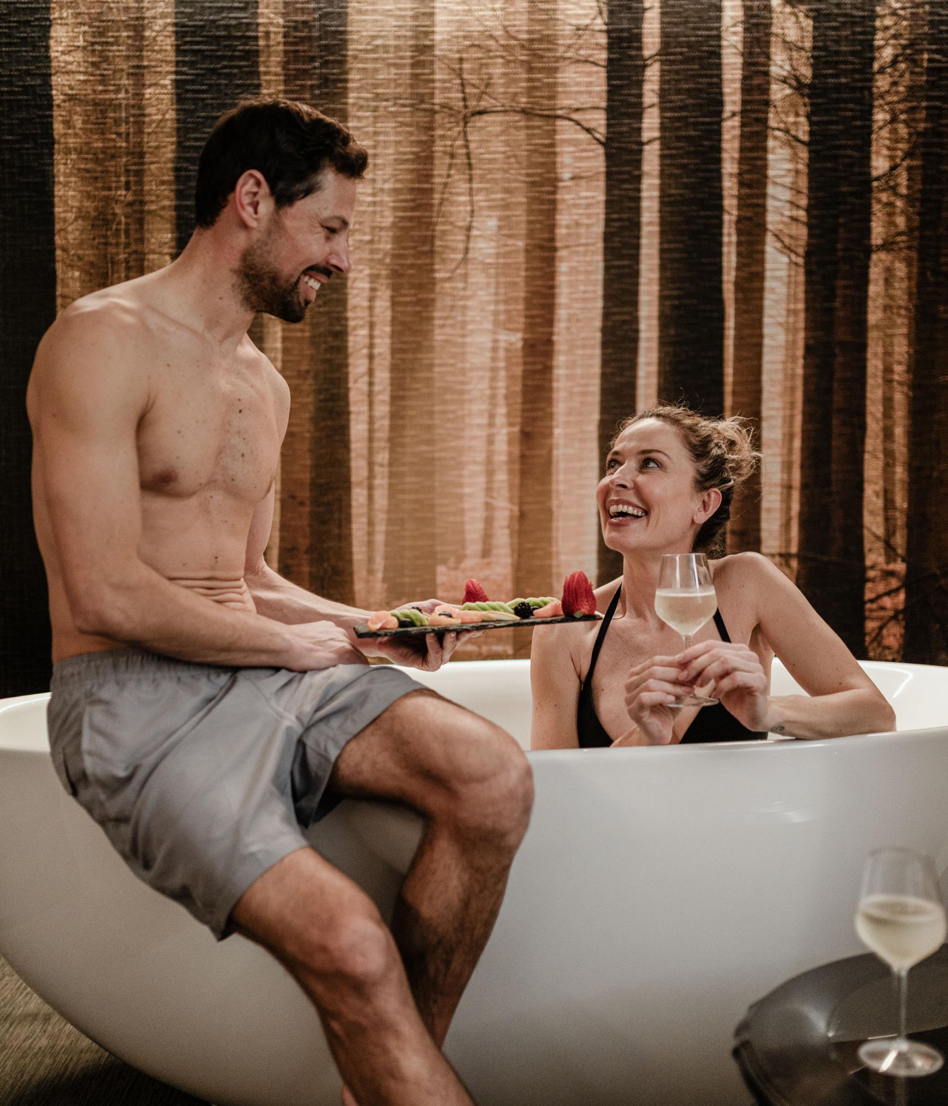 Elgus Nature Retreat: coppia rilassata nella vasca con frutta e vino
