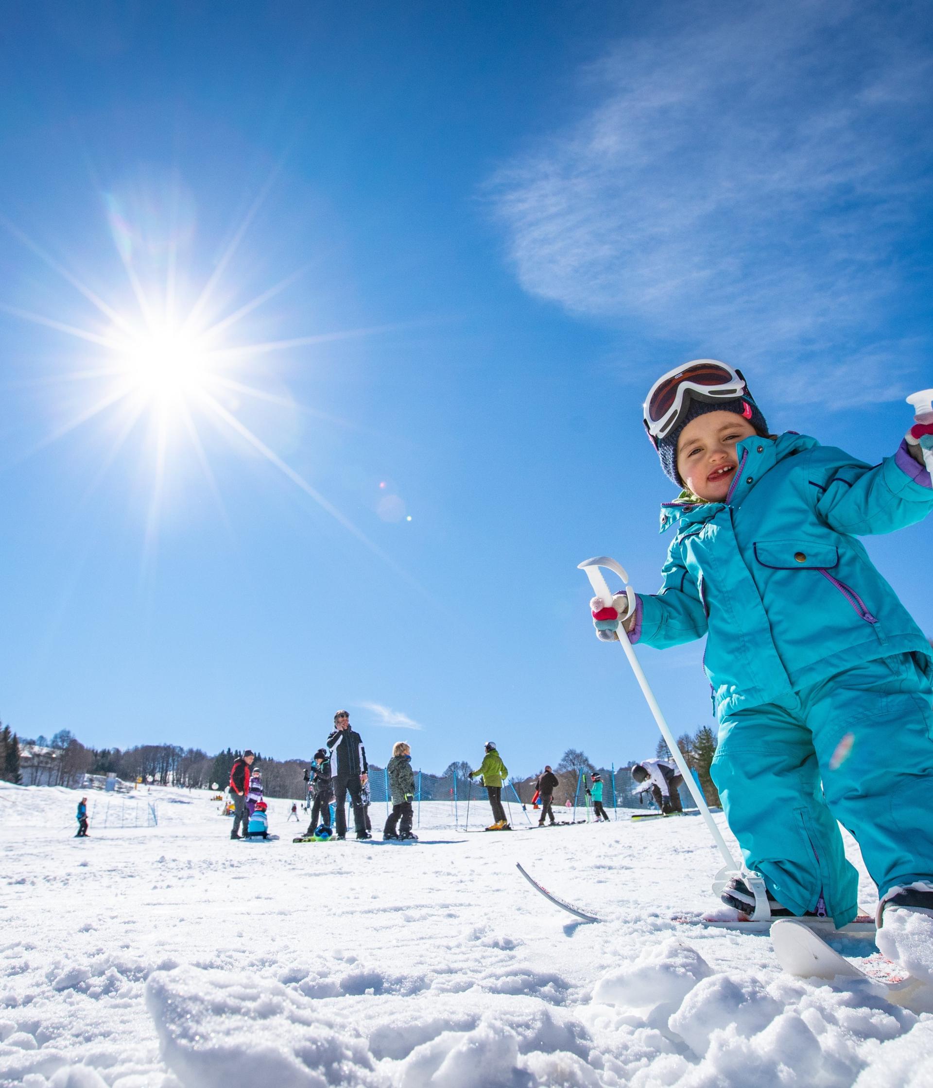 Bambino sugli sci sulla neve all’Elgus Nature Retreat