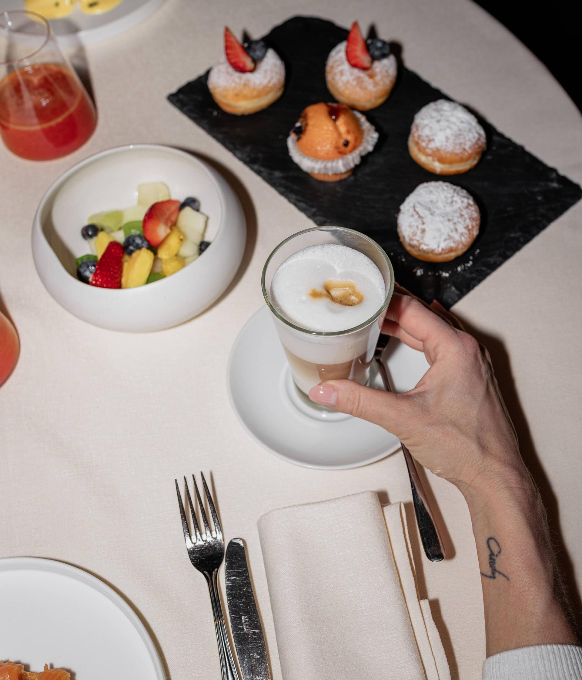 Colazione con muffin, macedonia e caffè all'Hotel San Giacomo
