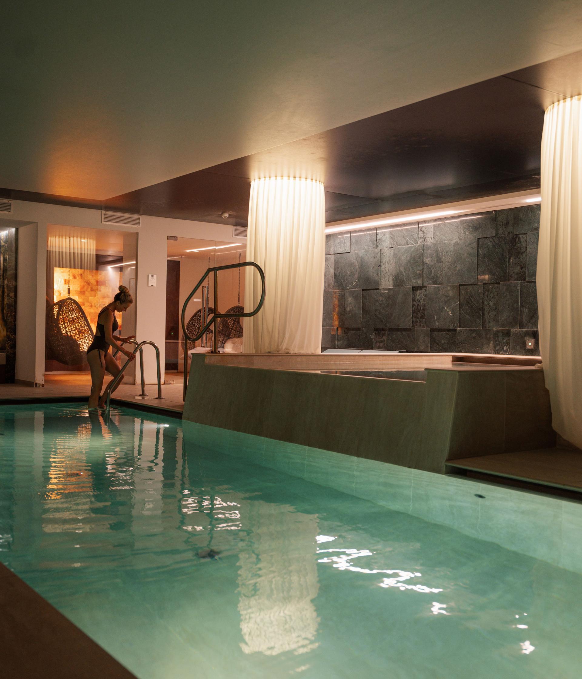 Piscina interna con un ospite all’Elgus Nature Retreat