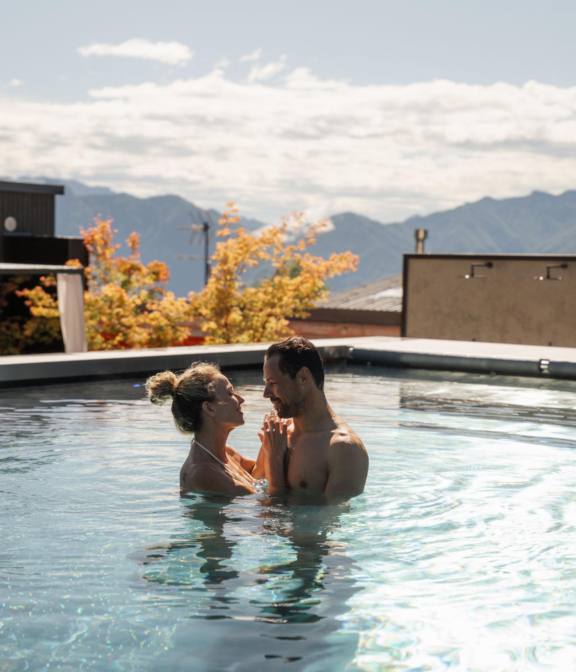 Coppia si rilassa in piscina con vista sulle montagne all’Elgus Nature Retreat