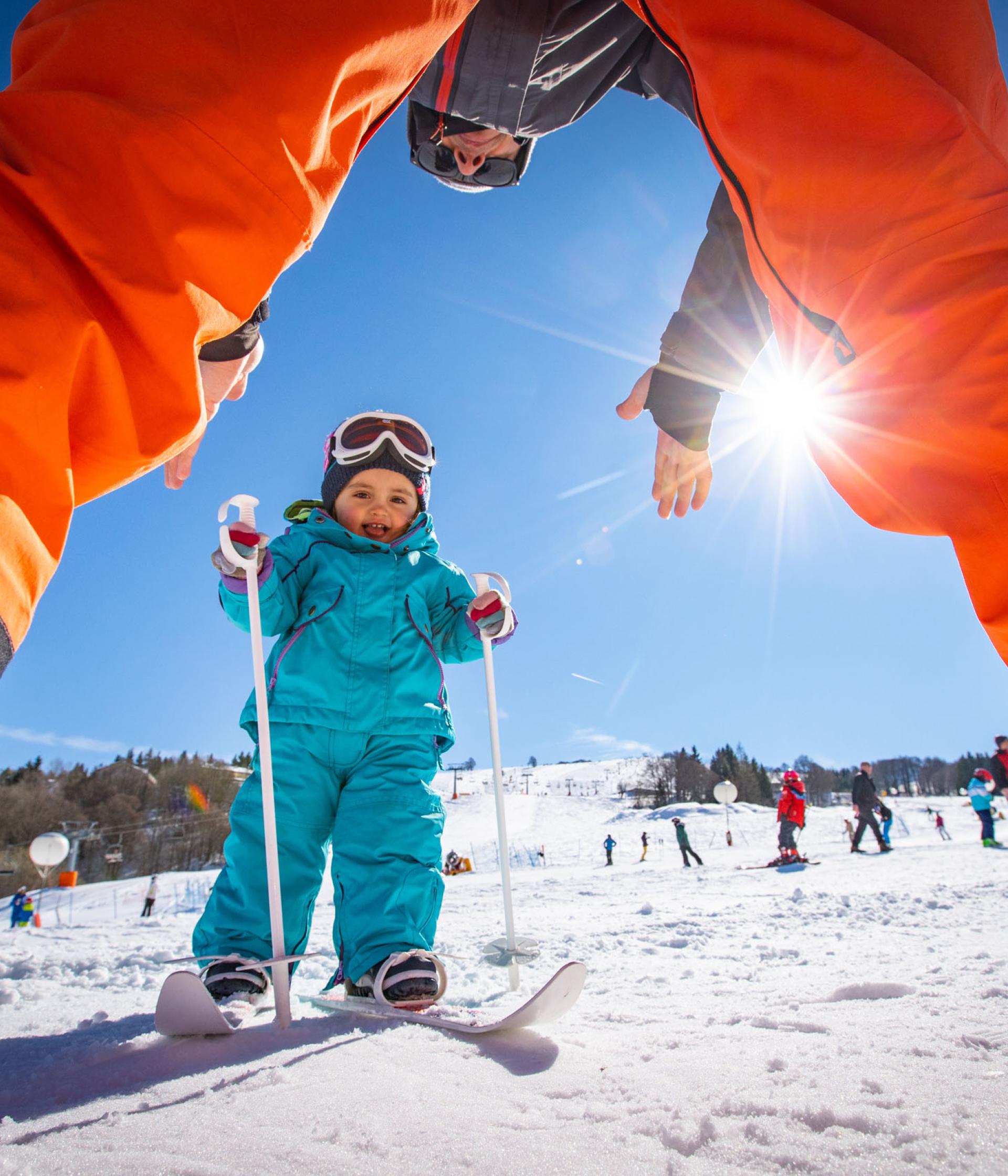 Elgus Nature Retreat: un bambino impara a sciare sulla neve, incorniciato da un adulto