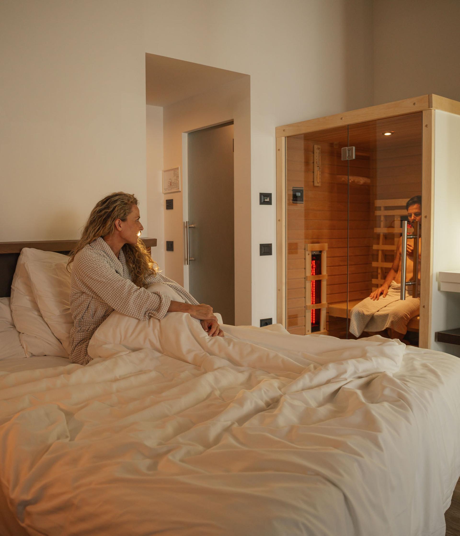 Camera moderna all'Hotel San Giacomo con letto a baldacchino e vasca da bagno indipendente