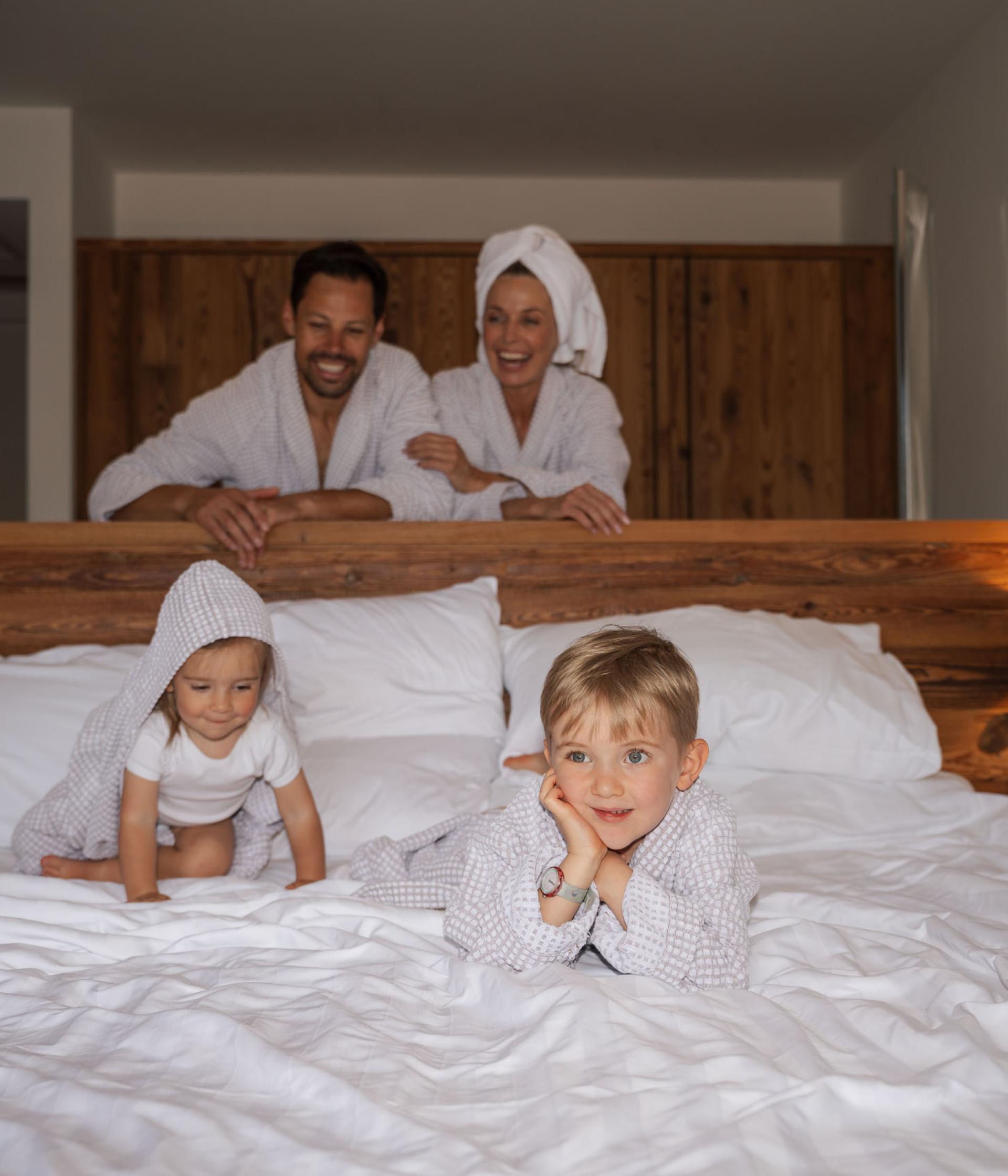 Camera d'hotel moderna con letto matrimoniale all'Hotel San Giacomo