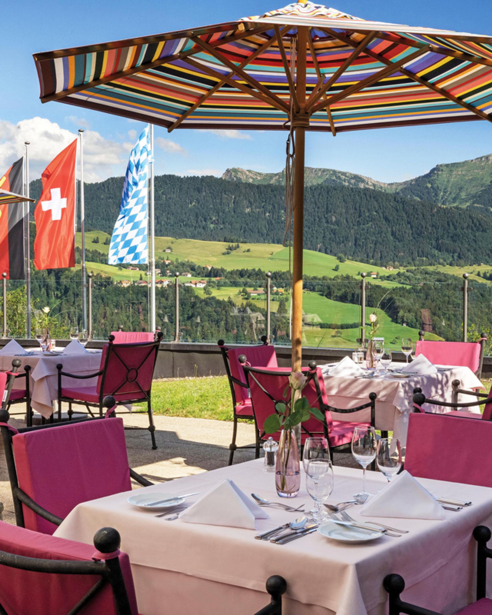 Restaurantterrasse mit Blick in die Berge