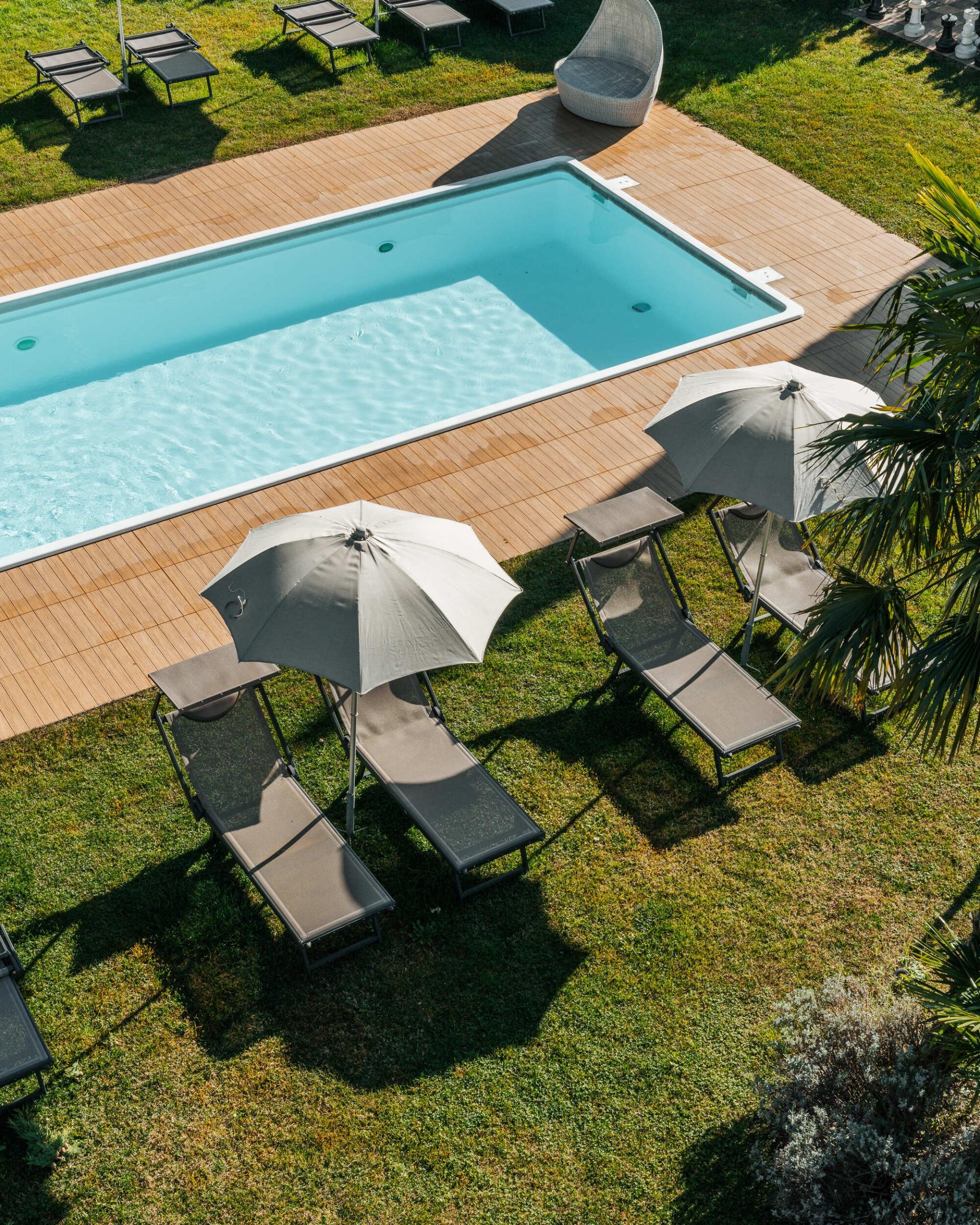 Paar genießt Getränke auf Terrasse mit Alpenpalais Kröll und Bergblick