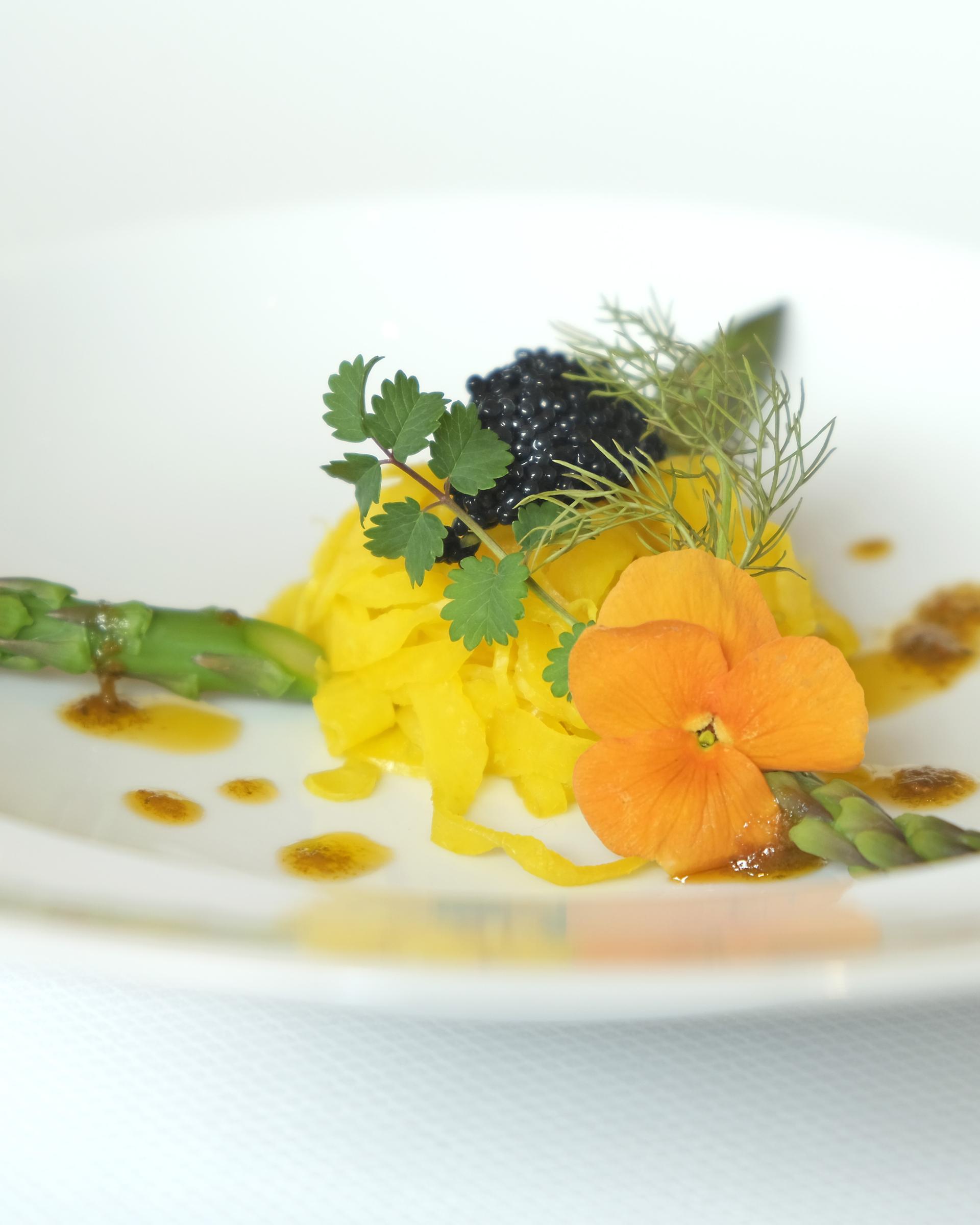Basisches Gericht mit grünem Spargel