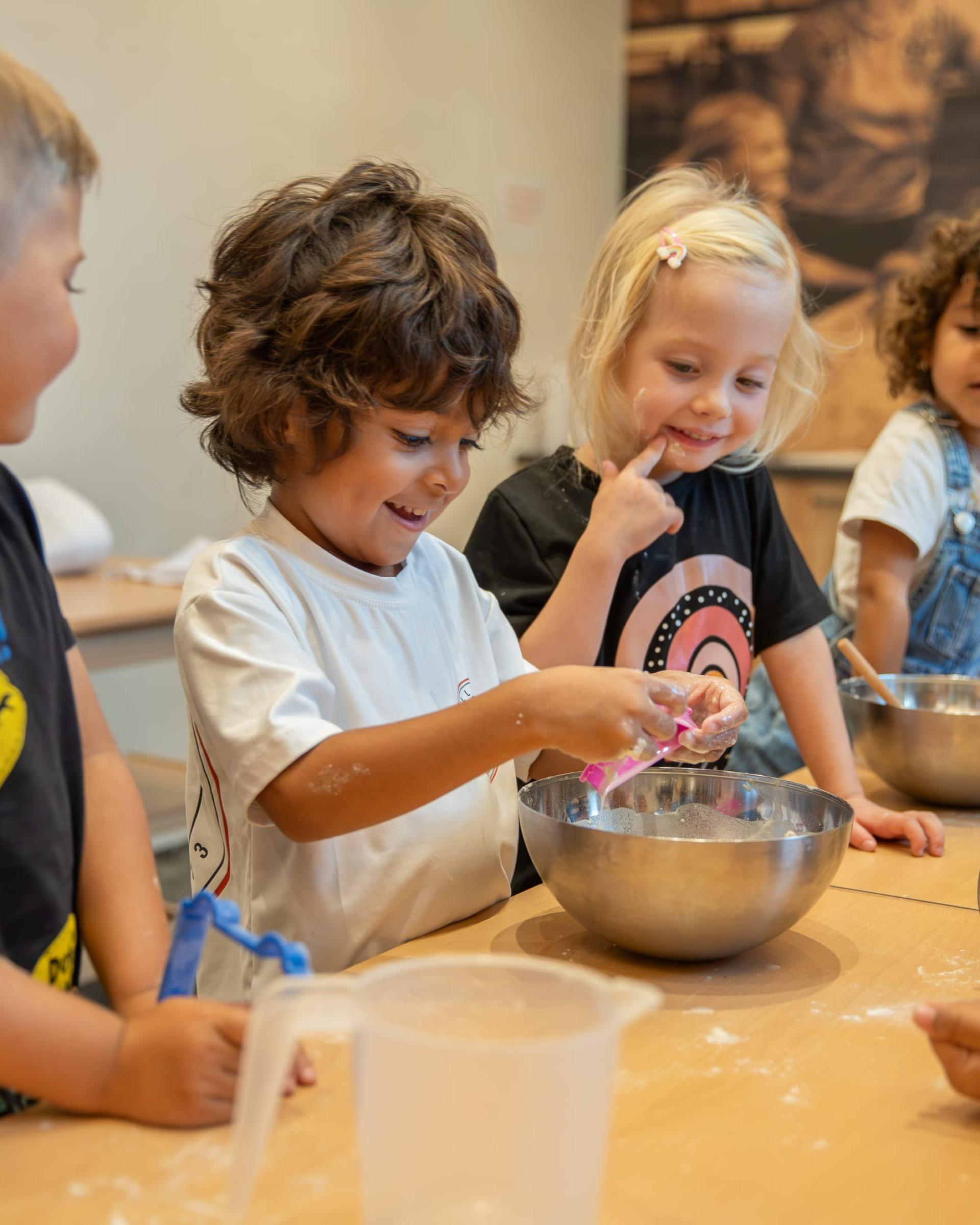 Kinder spielen und backen gemeinsam im Familienresort Buchau