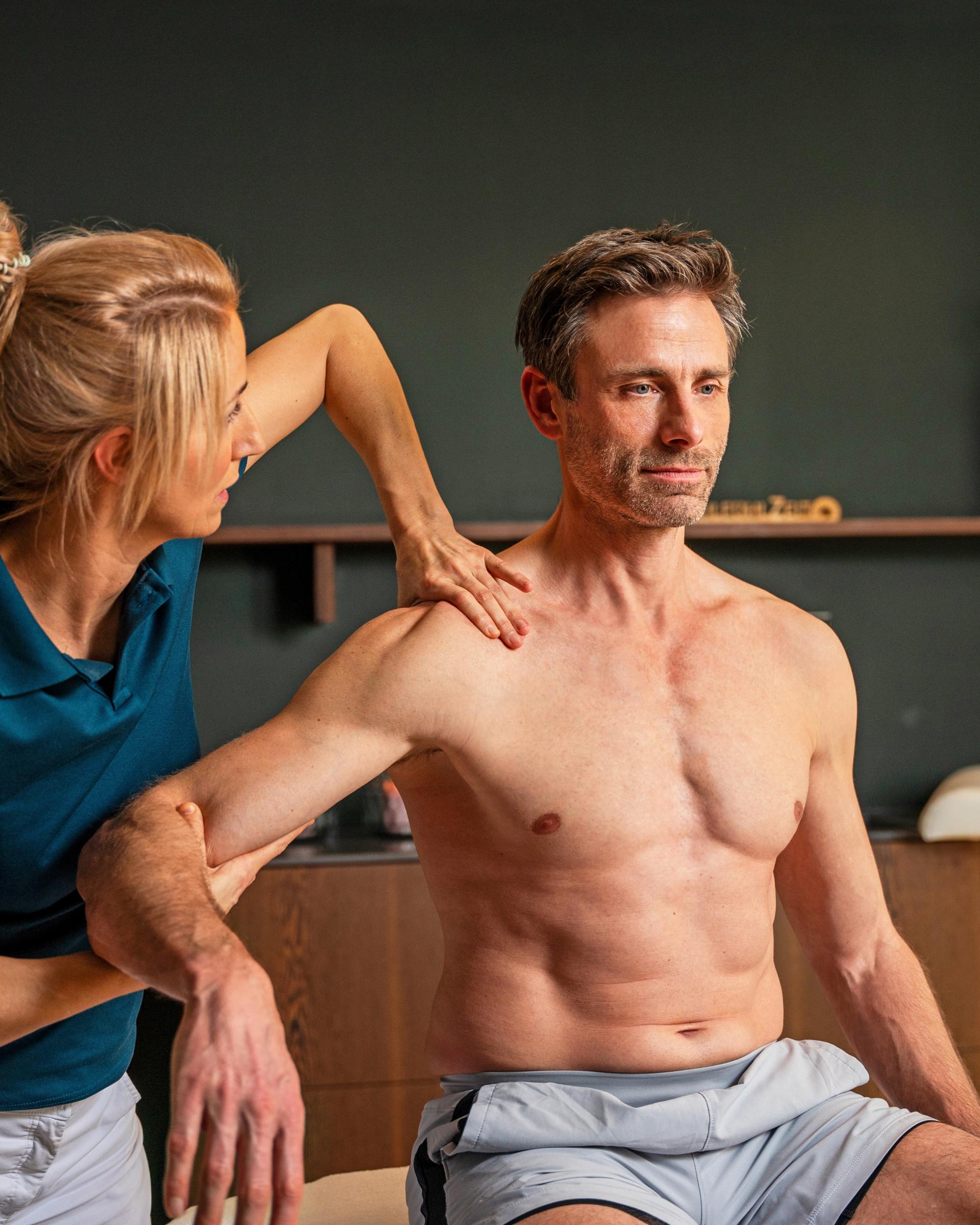 Physioterapeutin behandelt Mann