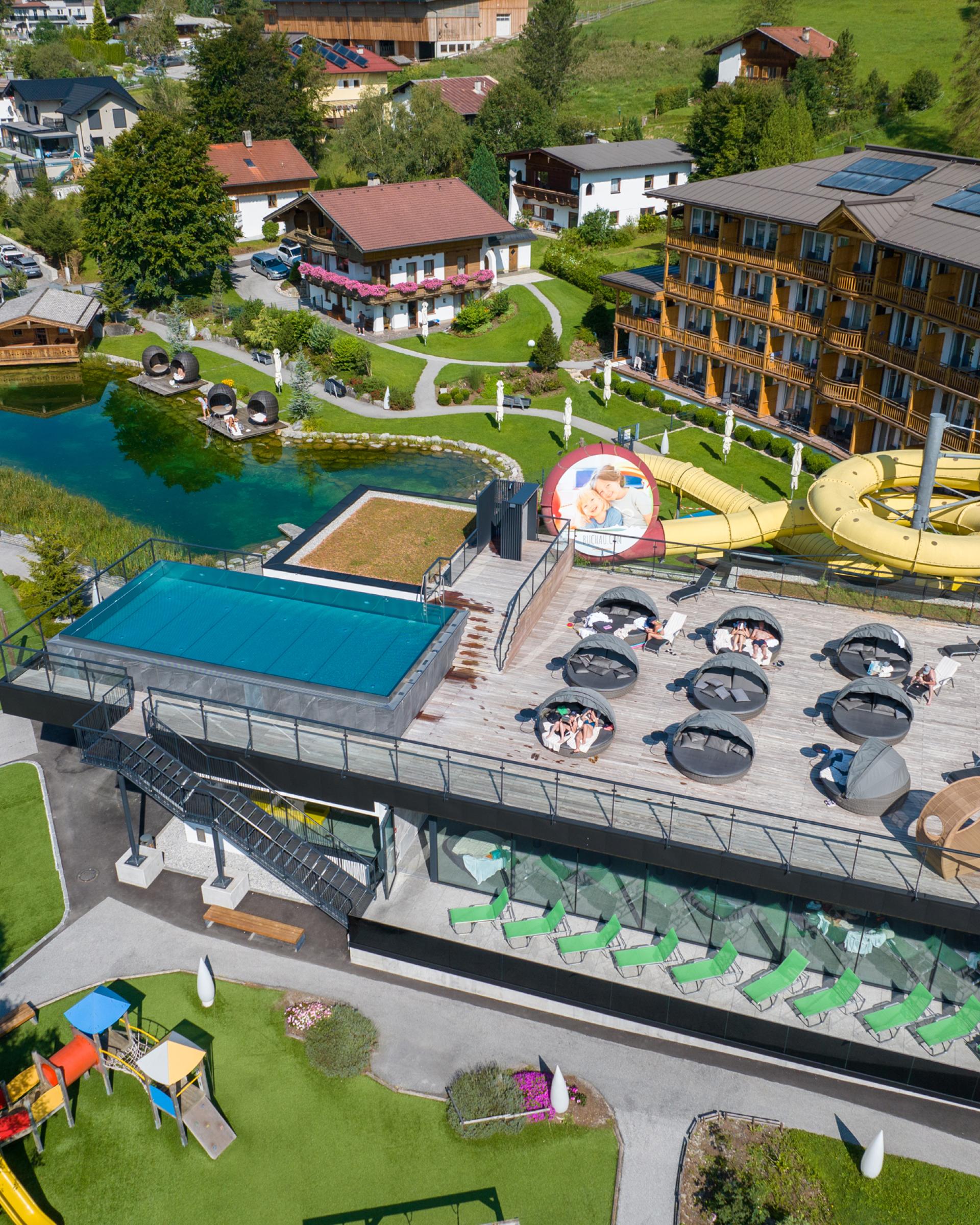 Luftaufnahme Familienresort Buchau mit Pool, Rutsche und Spielplatz im Grünen