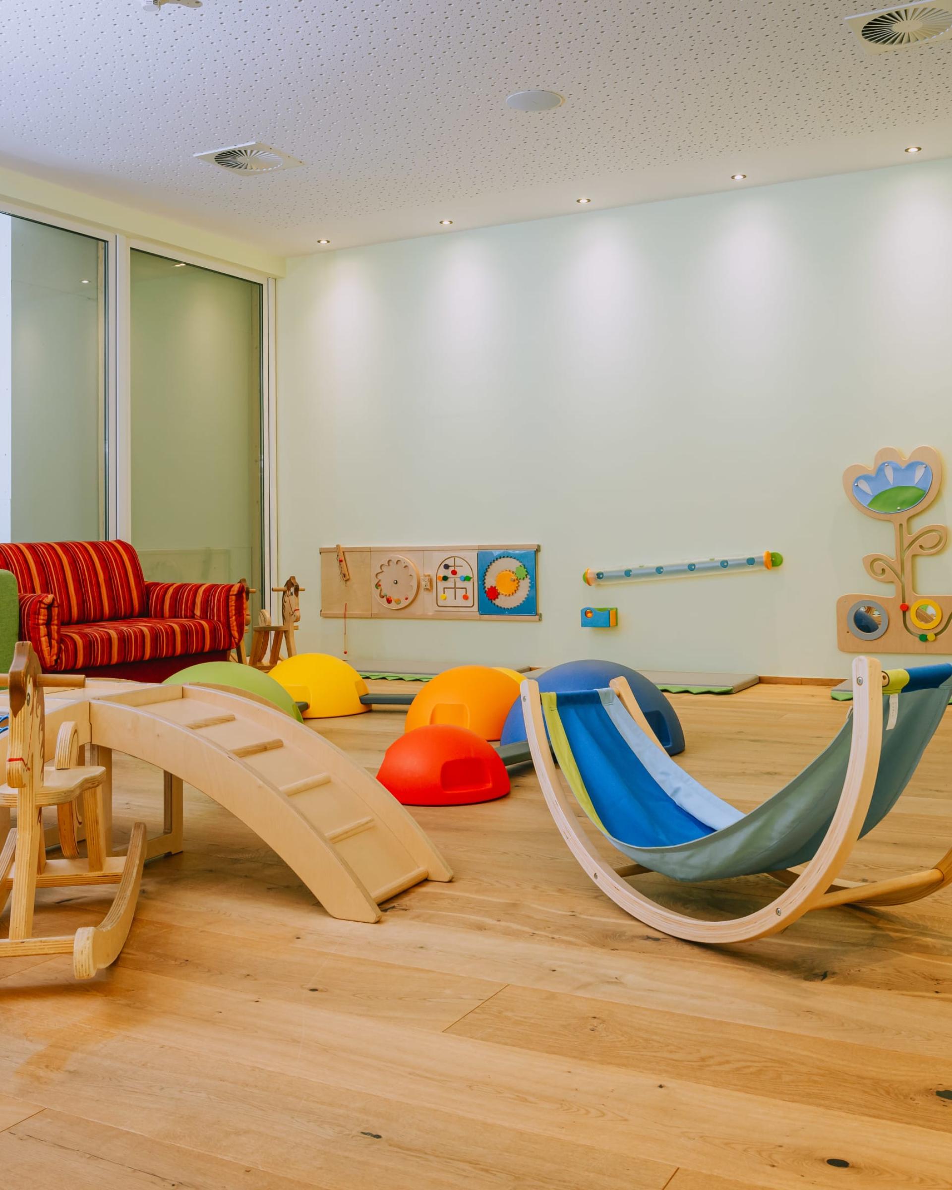Spielzimmer im Familienresort Buchau mit bunten Spielgeräten und Kinderprogramm