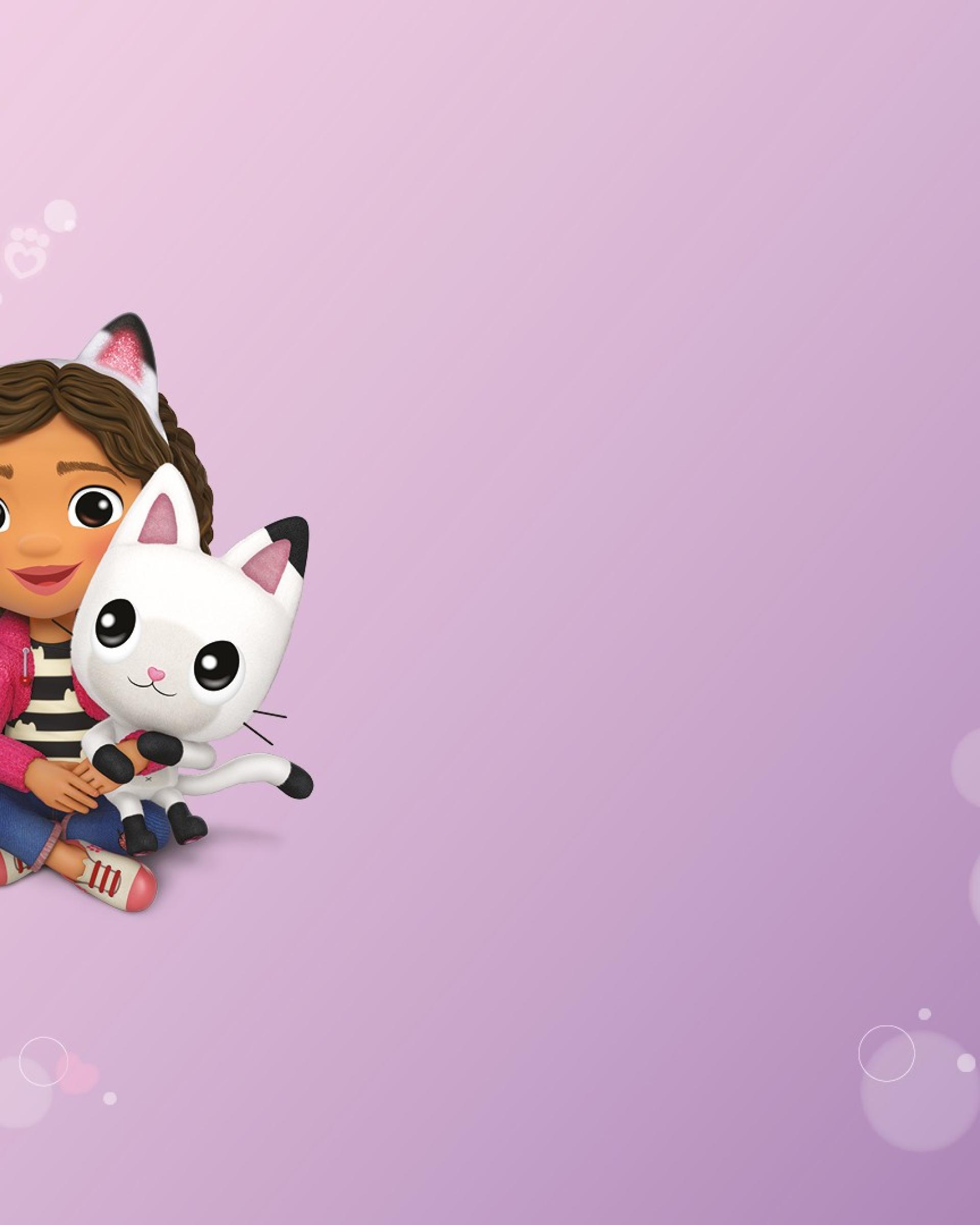 Kind mit Katzenohren hält Kuschelkatze Familienresort Buchau auf violettem Hintergrund