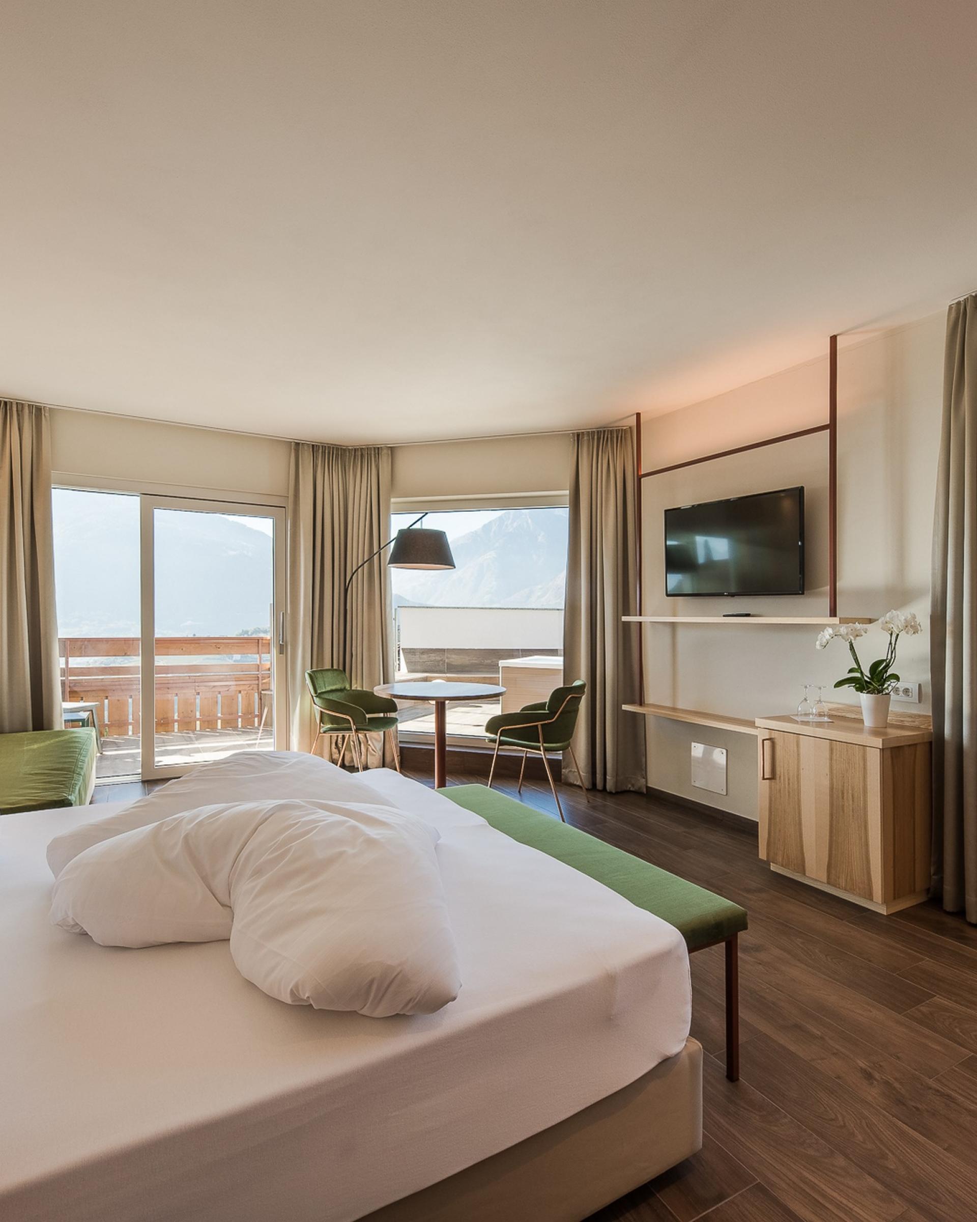 Helles Hotelzimmer im Alpenpalais Kröll mit Bergblick und modernem Interieur